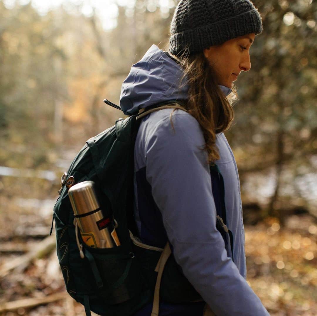 のインスタグラム：「"Embarking on any adventure and getting out in nature, is always an exhale for me. It is a feeling of stripping life down to the basics. It is a feeling of disconnecting to connect—with myself, those around me and the environments in which I find myself. It is refreshing and refueling. It soothes and nourishes my body, mind, heart and soul. It is a feeling of stepping off the grid to live a simpler life. A reminder of what really matters.  This year, more than ever, these exhales at the start of an outdoor adventure are the sweetest, most welcome feeling—especially when I don’t realize just how much I’ve been holding my breath."   In a year of uncertainty, writer and kayaker @emilyhopcian reflects on her time on the water, the practice of being present, and appreciating the people and places that feel like home. 📷 by @bethpricephotography  Featured pack from the Talon/Tempest Series #ospreypacks」