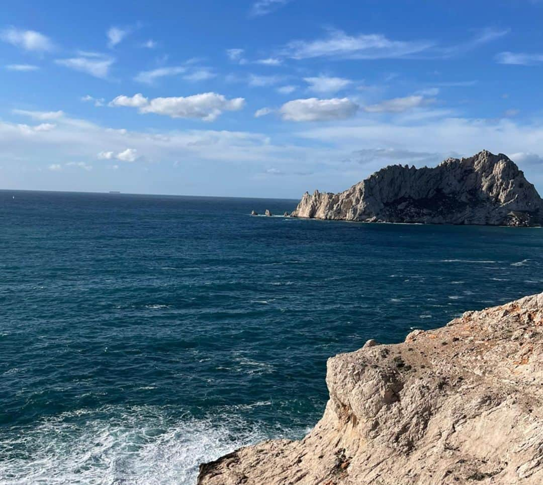 ヴィルジニー・デデューさんのインスタグラム写真 - (ヴィルジニー・デデューInstagram)「💙 TAKIN’ SOME FRESH AIR 💙 • L o v E  fOr  All • • Je vous espère en forme .. • @parc_national_des_calanques @villemarseille @parcnationaldescalanques #familytime #calanques」12月30日 6時07分 - virginie_dedieuoff