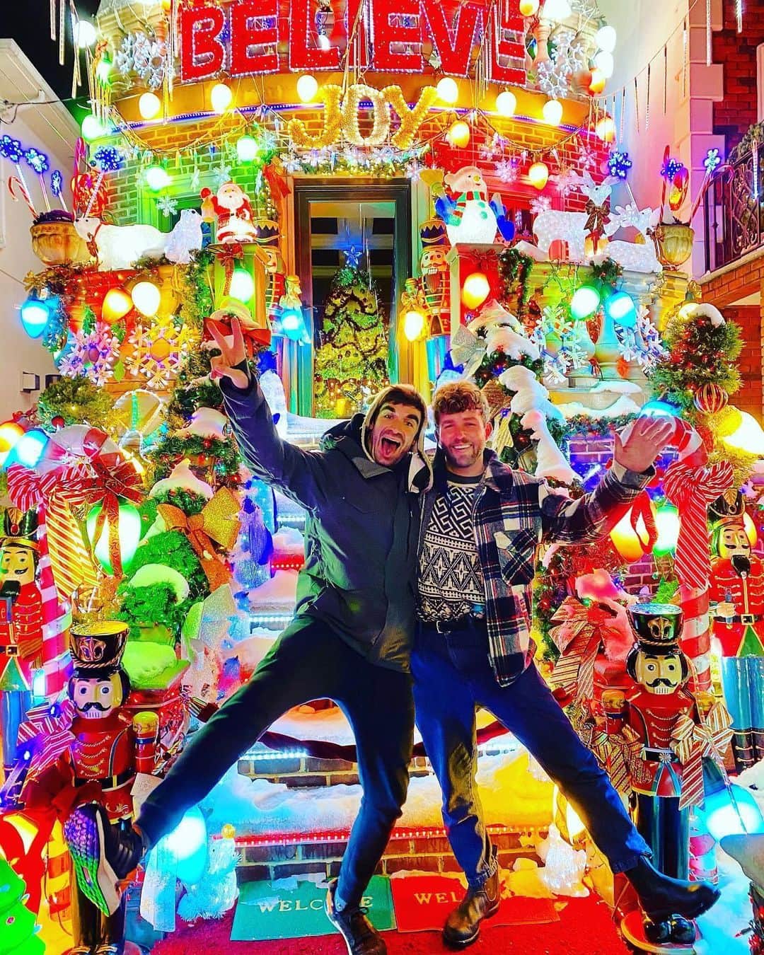 のインスタグラム：「Cheers 🥂 to the chosen fam @therealjpop ✨#quaranteam #dykerheights #dykerheightschristmaslights」