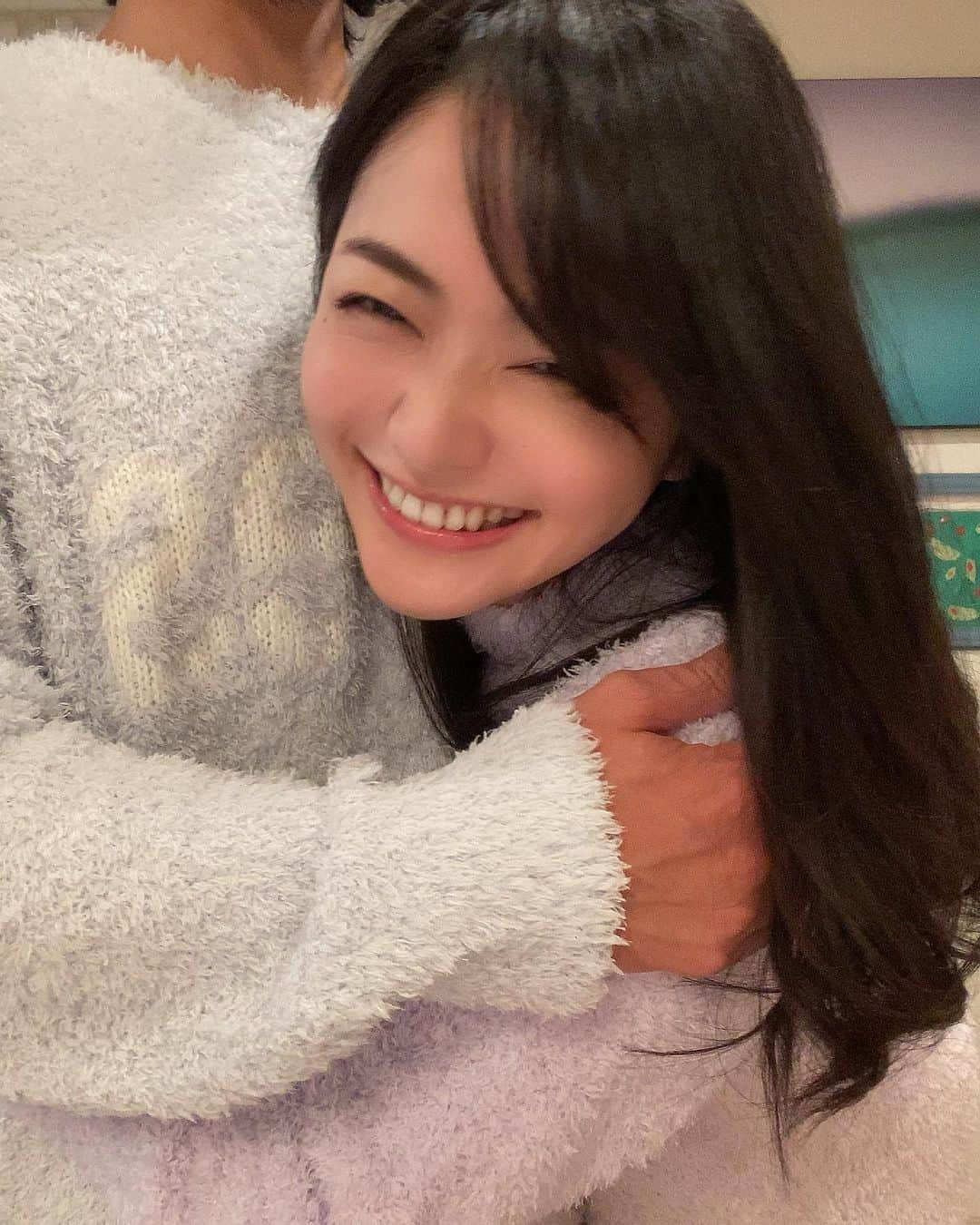 山口愛実のインスタグラム：「PEACH JOHNさんから素敵なプレゼントが届きました  もこもこふわふわパジャマ！ しかもパパとお揃い❤️ 着た瞬間からあったかくて着心地最高！もう一回着たら脱ぎたくないぐらい お互いふわふわさんだからたくさんぎゅうってすりすりもふもふはわはわしわわせ〜って 気持ち良過ぎて言語能力がとろけてきちゃうぐらい リラックスまさに癒し  レディース ホイップリーロゴジャカードパジャマ　ラベンダー Code 1025851-03-13 私は身長158cm48キロでS/Mサイズでぴったり、Ｍ/Lでもゆるっと着れたかなって感じです  パパは メンズ　ＰＪ　ＲＯＯＭ メンズホイップリーロゴジャカードパジャマ ブルー　M/L 身長174cm 細マッチョ（今はなんていうんだ？）でぴったり、パパも気持ちいいって喜んでます😆  PJはいまサイトで50%SALE中だからぜひぜひ女性も男性もチェックしてみてね！！レディース、メンズ共にアンダーウェアやパジャマなど可愛いのがお得になってるよ  #PJ #peachjohn  #リアルサイズモデル」