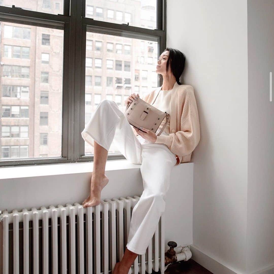 ボトキエのインスタグラム：「2020 summary: us staring out the window, trying to remember what normal life was like.」