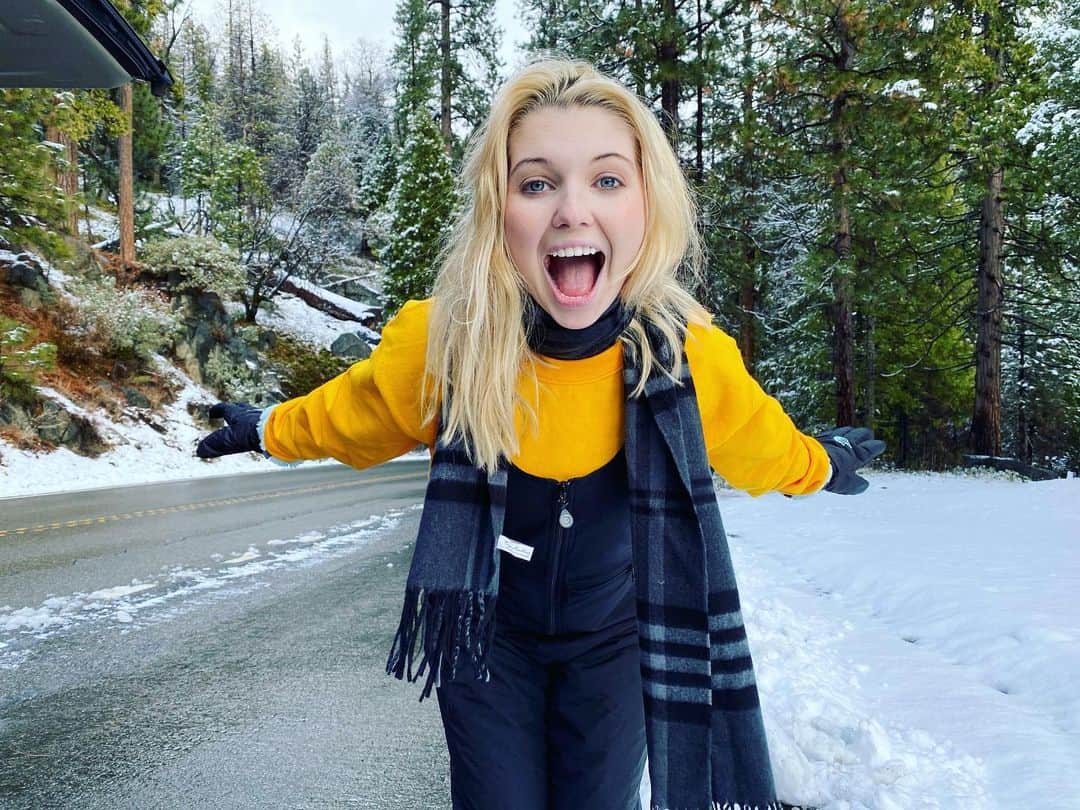 サミー・ハンラティのインスタグラム：「Last minute day trip was incredible. 🏔⛄️❤️🌲❄️ Best way to end 2020! What was your favorite part of 2020? (Tough question I know)」