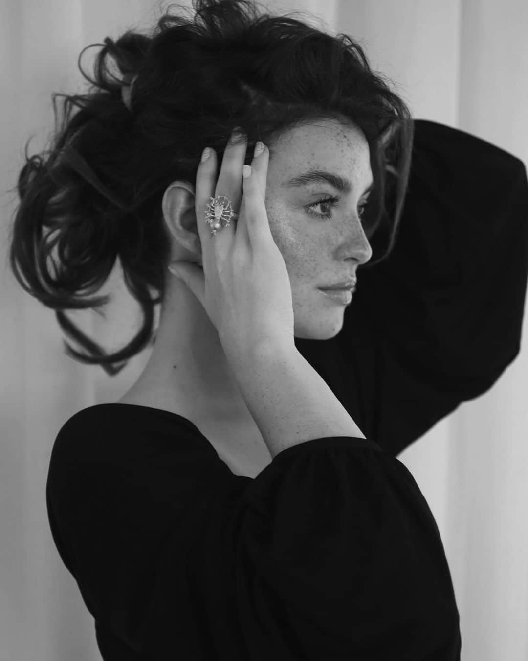 Kelsey Simoneのインスタグラム：「B&W @dior」