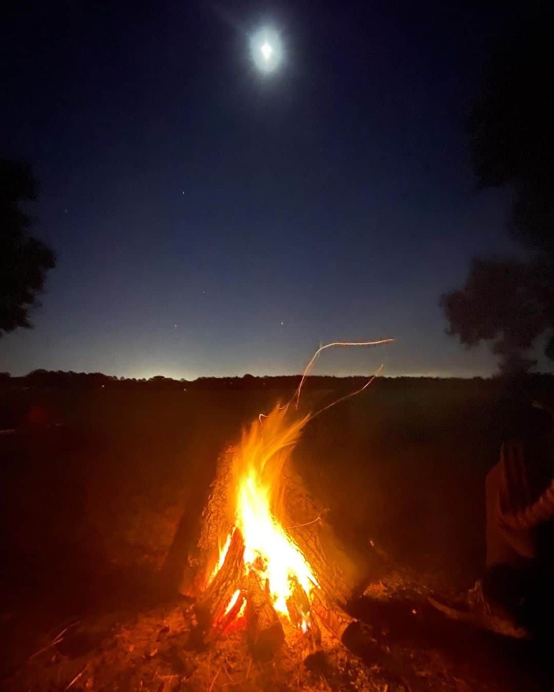 カロライナディークマンさんのインスタグラム写真 - (カロライナディークマンInstagram)「fogo,  lua & fé.」12月30日 6時32分 - loracarola