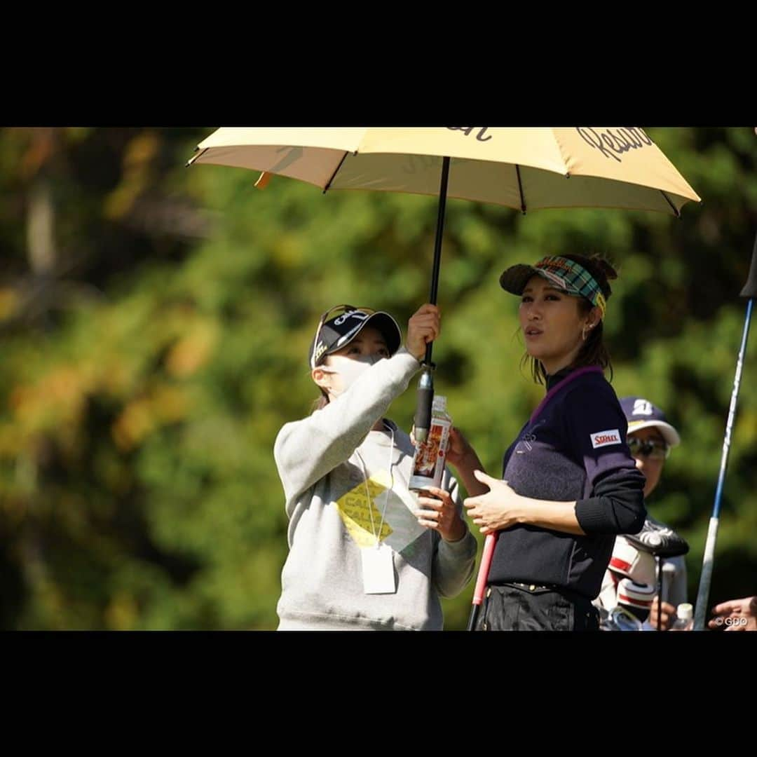 大江香織さんのインスタグラム写真 - (大江香織Instagram)「🍒﻿ ﻿ もうすぐ、2020年が終わりますね。﻿ ﻿ 今年はコロナの影響があり、自粛しなければいけない事が多々ありましたが、その中でも新しい事にチャレンジできました。﻿ ﻿ LPGAトーナメントの解説、ラウンドレポーター。﻿ 地元山形のテレビ局では【旅とゴルフ】をテーマにした番組のナビゲーターにも挑戦しました。﻿ 服部真夕プロのコーチング。﻿ アマチュアの方へのレッスン活動もスタートできました。﻿ このような状況の中、活動の場を与えてくださった皆様に改めまして感謝申し上げます。﻿ ﻿ また、一年間応援してくださいました ﻿ #アルプスアルパイン 様﻿ #カストロール 様﻿ #CALLEJERA 様﻿ #スワンズ 様﻿ #callaway 様﻿ ﻿ 本当にありがとうございました。﻿ ﻿ ﻿ 2021年は、幸多き一年になりますように。﻿ ﻿ #ゴルフ﻿ #女子プロゴルファー ﻿ #golf ﻿ #宮崎﻿ #辛麺﻿」12月30日 11時59分 - _kaori.ohe_