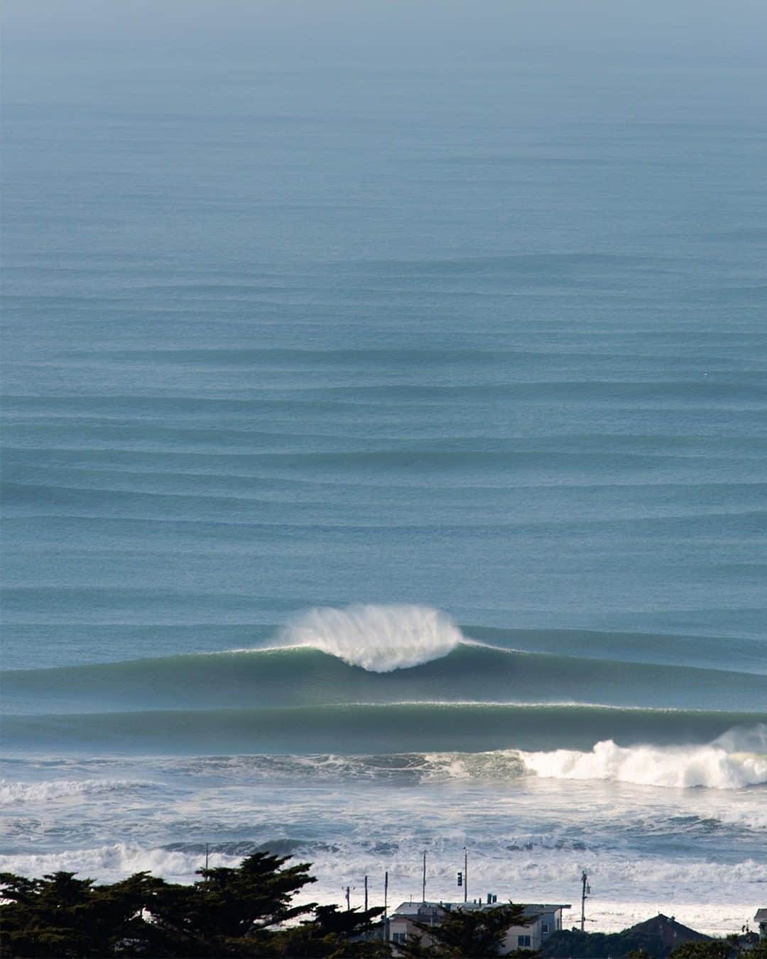 surflineさんのインスタグラム写真 - (surflineInstagram)「The North Pacific decided to end 2020 with a bang. Here’s yesterday — and there’s way more on the way to Hawaii and the West Coast. Head to the site/app to check your forecast. 📷: @jackboberphoto」12月30日 12時00分 - surfline
