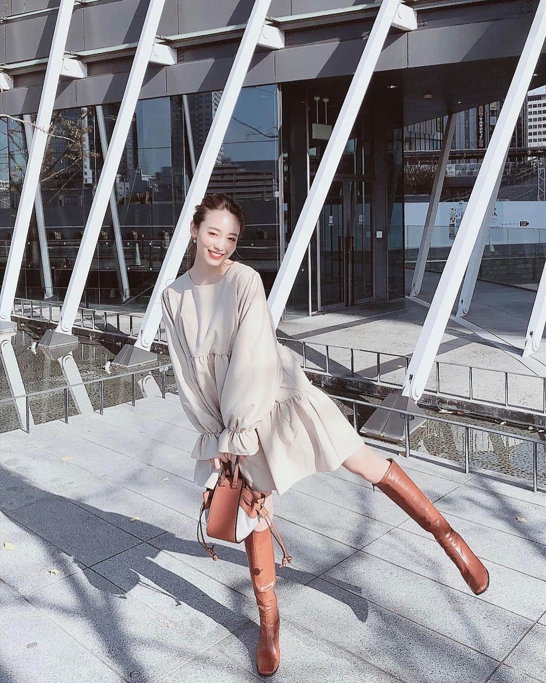 白岩まちこのインスタグラム：「≫≫👗... 𝘤𝘰𝘰𝘳𝘥𝘪𝘯𝘢𝘵𝘦  ㅤㅤㅤㅤㅤㅤㅤㅤㅤㅤㅤㅤㅤ ㅤㅤㅤㅤㅤㅤㅤㅤㅤㅤㅤㅤㅤ 去年からずっと欲しかった ミニ丈のフレアワンピース👗✨ ㅤㅤㅤㅤ ㅤㅤㅤㅤㅤㅤㅤㅤㅤㅤㅤㅤㅤ この前行った展示会で選んできたやつを 初おろし🙈❤️ ㅤㅤㅤㅤㅤㅤㅤㅤㅤㅤㅤㅤㅤ ㅤㅤㅤㅤㅤㅤㅤㅤㅤㅤㅤㅤㅤ  こんな可愛いのはもう着れんなーって 思って諦めてたけど、 今年ロングブーツをGetしたから、 ロングブーツと合わせてなら まだまだ着れるくない🥺←？と 勇気を出してみた🥺💓 ㅤㅤㅤㅤㅤㅤㅤㅤㅤㅤㅤㅤㅤ ㅤㅤㅤㅤㅤㅤㅤㅤㅤㅤㅤㅤㅤㅤㅤㅤㅤㅤㅤㅤㅤㅤㅤㅤㅤㅤ  𝘰𝘯𝘦𝘱𝘪𝘦𝘤𝘦  @acym_official ㅤㅤㅤㅤㅤㅤㅤㅤㅤㅤㅤㅤㅤ 𝘰𝘶𝘵𝘦𝘳  @grl_official  𝘣𝘰𝘰𝘵𝘴  @acym_official  ㅤㅤㅤㅤㅤㅤㅤㅤㅤㅤㅤㅤㅤ ㅤㅤㅤㅤㅤㅤㅤㅤㅤㅤㅤㅤㅤ 色んな方の着こなしを見てたら、 ミニワンピだけじゃなく、 パンツと合わせてロングトップス風に 着てたりもしてたから、 着こなし方で全然雰囲気が変わるアイテムやなーっと🥰✨ ㅤㅤㅤㅤㅤㅤㅤㅤㅤㅤㅤㅤㅤ  うん、可愛い👗💕 ㅤㅤㅤㅤㅤㅤㅤㅤㅤㅤㅤㅤㅤ ㅤㅤㅤㅤㅤㅤㅤㅤㅤㅤㅤㅤㅤ ㅤㅤㅤㅤㅤㅤㅤㅤㅤㅤㅤㅤㅤ コートはグレイルのプチプラやけど、 無地ワンピはアウターも選ばんから コーデもしやすい🥴👌🏻 ㅤㅤㅤㅤㅤㅤㅤㅤㅤㅤㅤㅤ　　 ㅤㅤㅤㅤㅤㅤㅤㅤㅤㅤㅤㅤㅤ  みんなの仕事納めはいつ☺️？？ㅤㅤㅤㅤㅤㅤㅤㅤㅤㅤㅤㅤㅤ ㅤㅤㅤㅤㅤㅤㅤㅤㅤㅤㅤㅤㅤ  私は今日中に一旦終わらせたい...🥺💕 ㅤㅤㅤㅤㅤㅤㅤㅤㅤㅤㅤㅤㅤ ㅤㅤㅤㅤㅤㅤㅤㅤㅤㅤㅤㅤㅤ  #カジュアル#カジュアルコーデㅤㅤㅤㅤㅤㅤㅤ#ミニワンピース#ロングブーツ #ファッション#ファッション小物#ファッション通販#ワンピース#ミニワンピ #コーディネート#きょコ#ポニーテール #冬服#アウター#grl#グレイル #デートコーデ#ティアードワンピース #フレアワンピース #冬コーデ#セルフアレンジ#簡単アレンジ#ヘアアレンジ#ファッションコーデ#大人コーデ #ファッションコーデ#大人可愛い#大人カジュアル#大人女子」