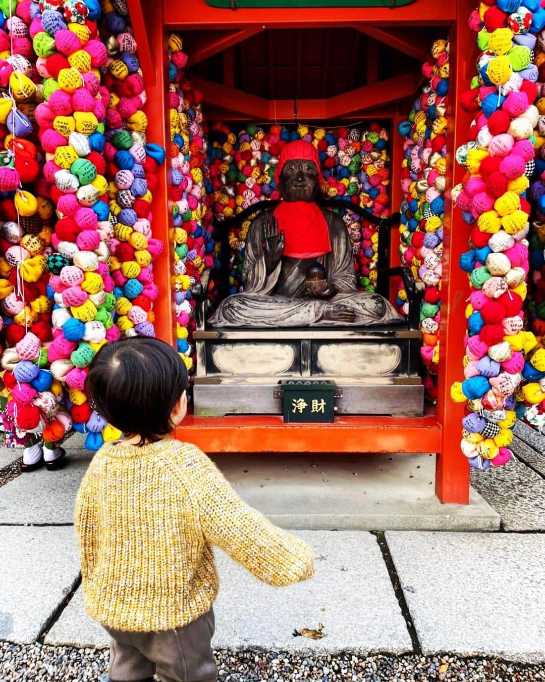 ありさトレイシーのインスタグラム：「#december#kyoto#thewestinkyoto #arashiyama#winter#snow#onsen#shrine#tenple#japan#babyboy#family#2020  #京都観光#清水寺#金閣寺#銀閣寺#伏見稲荷大社#東寺#天龍寺#嵐山#祇園#初新幹線#京都土産#温泉#雪#冬#紅葉#ライトアップ#パワースポット  2020年も残りわずか、 今年一年大変お世話になりました。 来年もどうぞよろしくお願い致します。 皆様、良いお年をお迎えください♡」