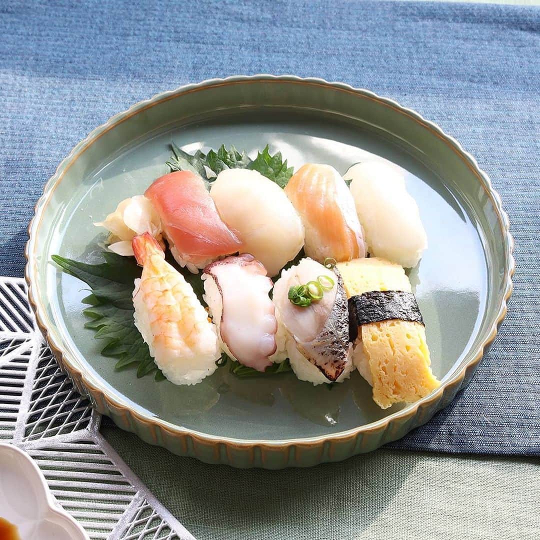 ナチュラルキッチン / ナチュラルキッチン アンドさんのインスタグラム写真 - (ナチュラルキッチン / ナチュラルキッチン アンドInstagram)「﻿ 手軽に購入できるおせち料理やお寿司を華やかな食器に盛り付けて、お正月のテーブルコーデを楽しみませんか？﻿ ﻿ お料理時間を短縮して、食器や盛り付けにこだわってみるのも◎﻿ 素敵な年末年始のおうち時間をお過ごしください。﻿ ﻿ ※一部商品はオンラインショップでも販売していますので、ぜひサイトもチェックしてみてくださいね！﻿ ﻿ ﻿ ▶和食器 大皿 縁波 (グリーン)(φ21.5×H2cm)﻿ 500円(税抜き)﻿ ﻿ ▶小皿 ゆらぎ花びら (ピンク)(W8.5×D6.5×H1cm)﻿ １枚100円(税抜き)﻿ ﻿ ▶フェルトコースター 達磨うし (紅/黄)﻿ 各100円(税抜き)﻿ ﻿ ﻿ ※こちら店舗在庫が残り僅かな商品のため、なくなり次第終了いたします※﻿ ・スクエアプレート 幾何学(三角/円) (W13.5×D13.5×H1cm) 各300円(税抜き)﻿ ﻿ ﻿ #ナチュラルキッチン﻿ #ナチュラルキッチンアンド﻿ #naturalkitchen﻿ ﻿ ⚠️時間短縮営業している店舗がございますので、ご来店の際には各商業施設のホームページ情報をご確認くださいませ。﻿ ﻿ #お正月 #お正月準備 #お正月料理 #おせち料理 #お正月ご飯 #お正月ごはん #おうち正月 #大皿 #小皿 #フェルトコースター #プレート #スクエアプレート」12月30日 12時05分 - naturalkitchen_official