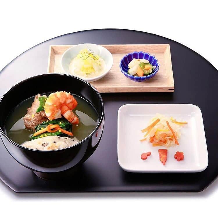 スープストックトーキョー 公式さんのインスタグラム写真 - (スープストックトーキョー 公式Instagram)「年の初めの、おだし東京。🦐 ------------------------------------ 【数量限定】海老と黒豆餅の祝い雑煮 ------------------------------------ 和のスープストックトーキョー「#おだし東京」では 正月限定で特製の「雑煮」をご提供いたします。  北海道産黒豆入りの焼き餅と海老、 牛時雨煮などが入った濃厚な魚介だしのお雑煮です。 だしは、フュメドコキーユ、ポワソン、 コンソメヴォライユで仕上げました。 「ハレの日のお椀」をぜひお楽しみください。🎍  ■販売期間 エキュート品川サウス店　1月1日～5日 コモレ四谷店　　　　　   1月3日～5日 ※売り切れ次第販売終了   ■営業時間 エキュート品川サウス店　 1月1日　10：00~20：00(L.O19：30) 1月2日　 8：00~20：00(L.O19：30) 1月3日　 8：00~20：00(L.O19：30) 1月4日　 7：00~22：00(L.O21：30) 1月5日　 7：00~22：00(L.O21：30)   コモレ四谷店 1月3日　　11：00~18：00(L.O17：30) 1月4日　　11：00~21：00(L.O20：30) 1月5日　　11：00~21：00(L.O20：30)  ■価格：1,405円（税込）  #おだし東京#odashitokyo #エキュート品川サウス#品川駅構内#エキュート品川 #コモレ四谷#四谷駅#四谷 #雑煮#お雑煮#正月#お正月」12月30日 12時05分 - soupstocktokyo
