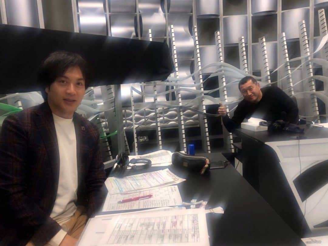 山田泰三さんのインスタグラム写真 - (山田泰三Instagram)「2020年の仕事納めは「バルセロナVSエイバル」⚽️ 久々に都並敏史さんとご一緒しました⭐️ エイバルはカンプノウで初めての勝ち点獲得。 メッシを欠いたバルサは痛い引き分けになりました。 今年もラリーガをご覧いただいた皆さん、ありがとうございました❗️ 新年もすぐ次節がありますので、来年もよろしくお願いします🤲 写真、キラキラして加工したみたいになってますが、照明の加減でこんな感じになっただけでノン加工です😄 #WOWOW #ラリーガ #バルセロナ #エイバル #メッシ #乾貴士 #武藤嘉紀 #都並敏史 #仕事納め #サッカー #実況 #アナウンサー」12月30日 6時36分 - taizoyamada_official