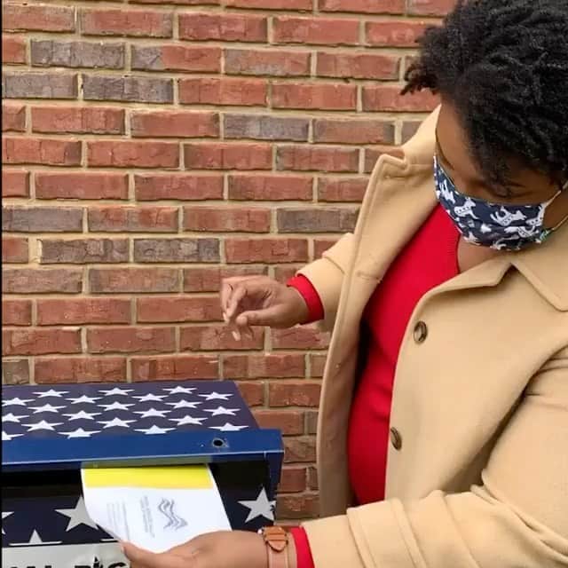 アイシャ・タイラーのインスタグラム：「Reposted: @staceyabrams   🍑🍑🍑  Signed, sealed and delivered: I dropped off my ballot for the January 5 runoff election. Have a ballot? Complete it, sign it and return it. Locations: iwillvote.com. Didn't receive your ballot? Vote early in person this week: iwillvote.com. #gapol 🗳」