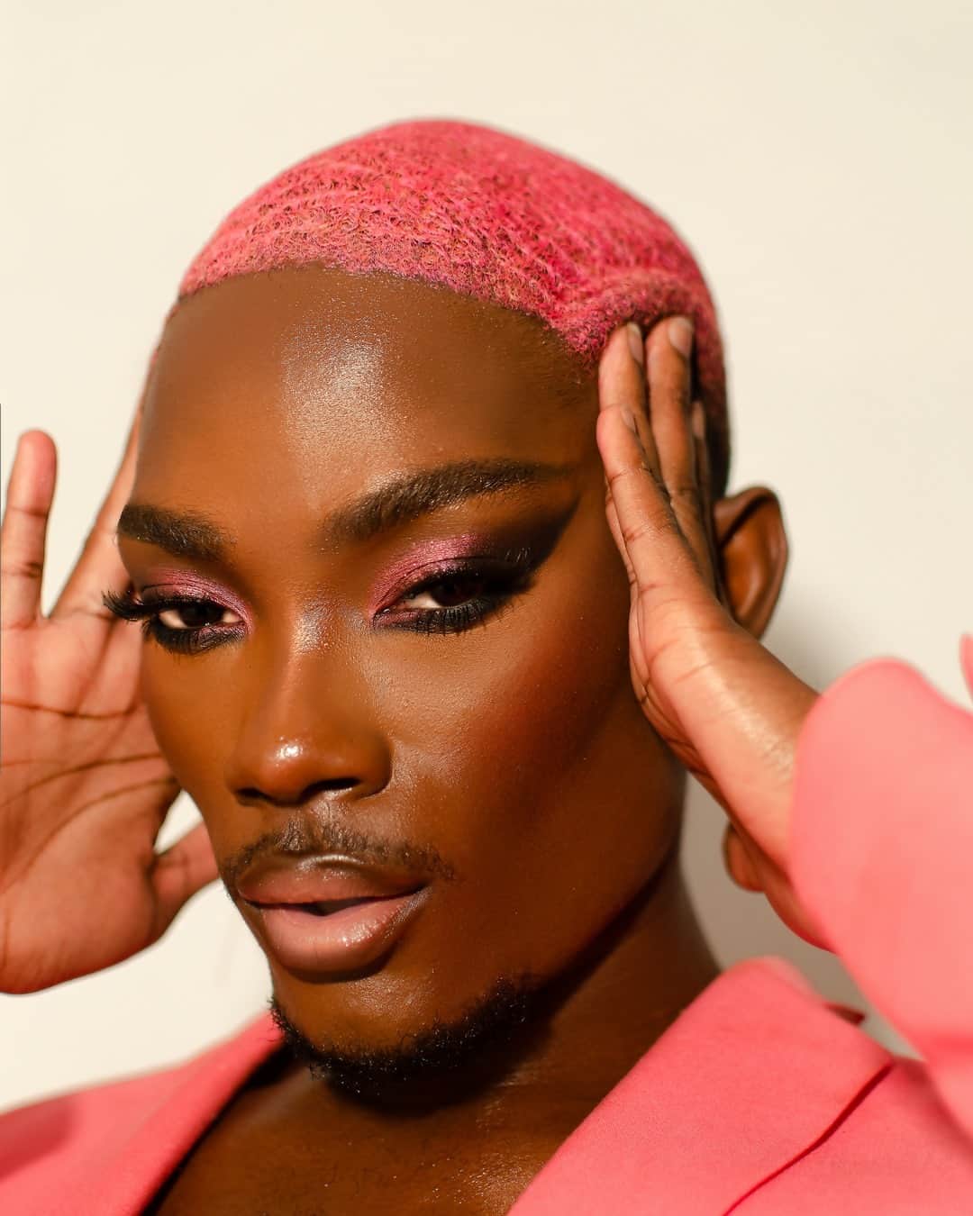 Smashboxのインスタグラム：「Feel your BEST going into 2021. Put on what makes ya feel confident, give the camera face, and appreciate all you have done this year to make it thru 💘⠀⠀⠀⠀⠀⠀⠀⠀⠀ ⠀⠀⠀⠀⠀⠀⠀⠀⠀ Get @dylandavii's look:⠀⠀⠀⠀⠀⠀⠀⠀⠀ 💖Primerizer⠀⠀⠀⠀⠀⠀⠀⠀⠀ 💖Photo Finish Smooth & Blur Primer⠀⠀⠀⠀⠀⠀⠀⠀⠀ 💖Photo Finish Vitamin Glow Primer⠀⠀⠀⠀⠀⠀⠀⠀⠀ 💖Halo Tinted Moisturizer in shade Deep⠀⠀⠀⠀⠀⠀⠀⠀⠀ 💖Super Fan Mascara⠀⠀⠀⠀⠀⠀⠀⠀⠀ 💖Gloss Angeles Lip Gloss in Extra Shine⠀⠀⠀⠀⠀⠀⠀⠀⠀ 💖Gloss Angeles Lip Gloss in Celeb Sighting」