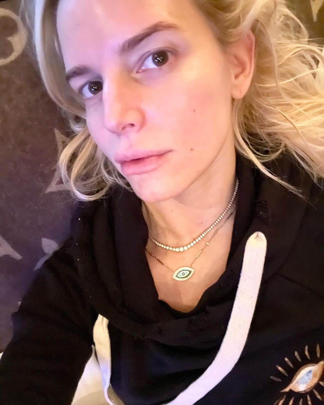 ジェシカ・シンプソンのインスタグラム：「The maze of quarantined holiday Motherhood has knocked me on my butt...well for the next 5 mins at least. Ha. 🤪💚🦋」