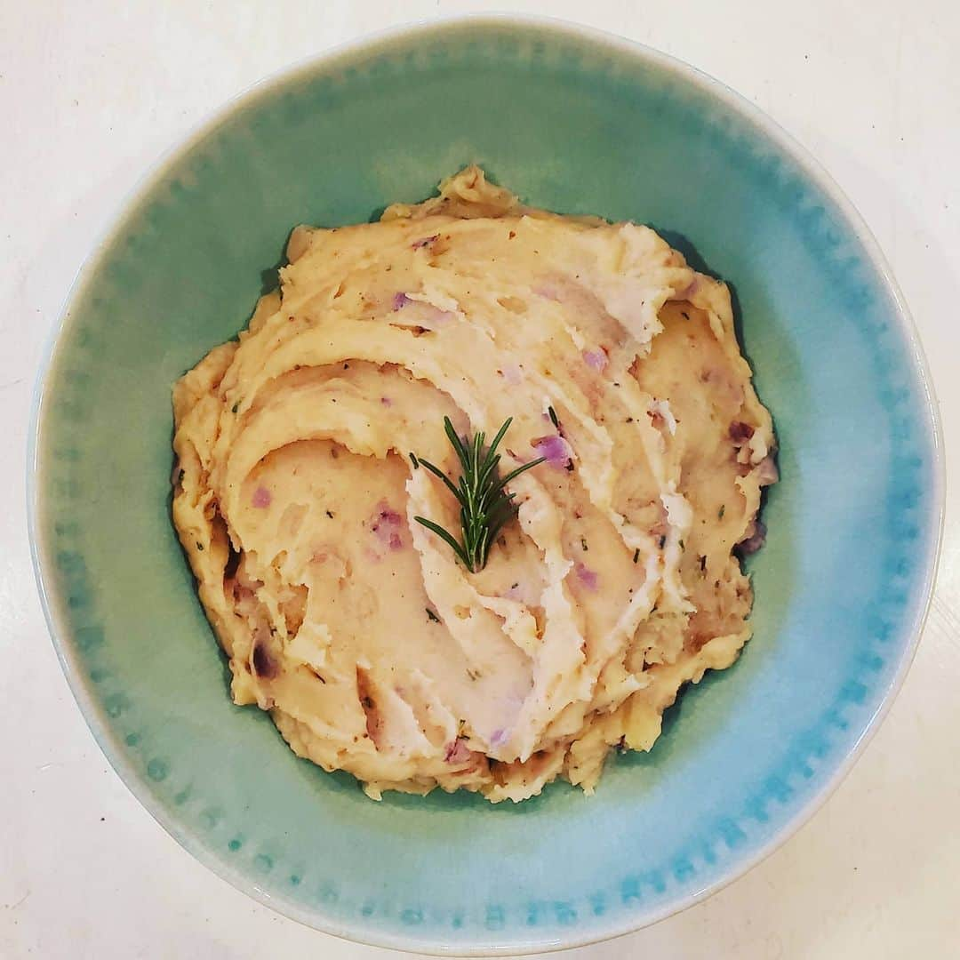 ガソリングラマーさんのインスタグラム写真 - (ガソリングラマーInstagram)「FUCKING AWESOME PLANT BASED ROSEMARY BROWN BUTTER MASHED POTATOES #GASOLINEKITCHEN 🥔🌶🍄🌿 wood prairie family farm #yukongold #keuka #adirondackblue #ORGANIC #POTATOES  @risebrewingco oatmilk  @miyokoscreamery #oatmilk #butter #VEGANBUTTER  #GASOLINEGARDEN #rosemary  @mountainroseherbs black pepper smoked chili flakes kiawe smoked salt  @gopalshealthfoods #rawmesan  @edible.alchemy mushroom seasoning  #vegan #veganfood #whatveganseat #plantbased #vegetarian #VEGANGOOD #vegansofig #veganfoodie #foodie #plantbased #plantbasedfood #plantbasedfoodie @gasolineglamour #gasolineglamour  @gtfoitsvegan  #gtfoitsvegan @marketbox.sd #marketboxsd  #mashedpotatoes  #brownbutter」12月30日 6時56分 - gasolineglamour