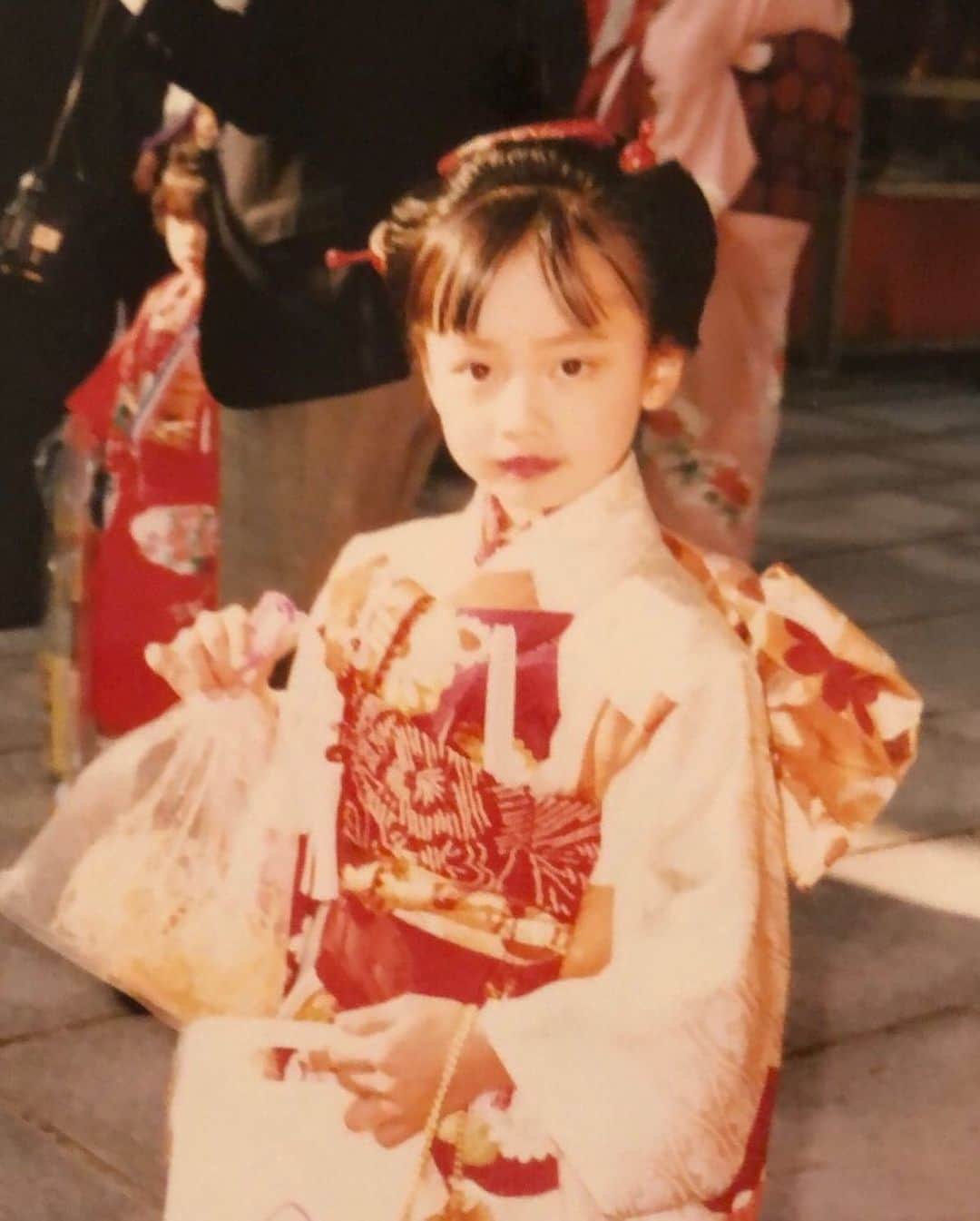 島本真衣さんのインスタグラム写真 - (島本真衣Instagram)「昨日は和装で仕事納めでした。 年始の番組紹介のロケでしたよ🎤 着物でスタッフの方たちと談笑していたら、写真整理をしていた祖母から「小さい時からずっと一緒だったね〜😊💗」というメールが届き写真も送られてきました。 お着物繋がりでなんだか嬉しくなりました♩ 私7歳です😋  コロナ禍でこの年末年始は和歌山にいる祖母に会えず寂しいですがいつも気持ちは一つです🤍 電話で沢山お話することにします☎︎ 皆さんもお身体を大切にして素敵な年末年始を過ごしてくださいね☃️  #和装 #2020 #仕事納め #島本真衣 #七五三 #7歳 #祖母は黒の上下 #昔からすごくおしゃれなおばあちゃんです #大好き」12月30日 6時56分 - mai_shimamoto_ex