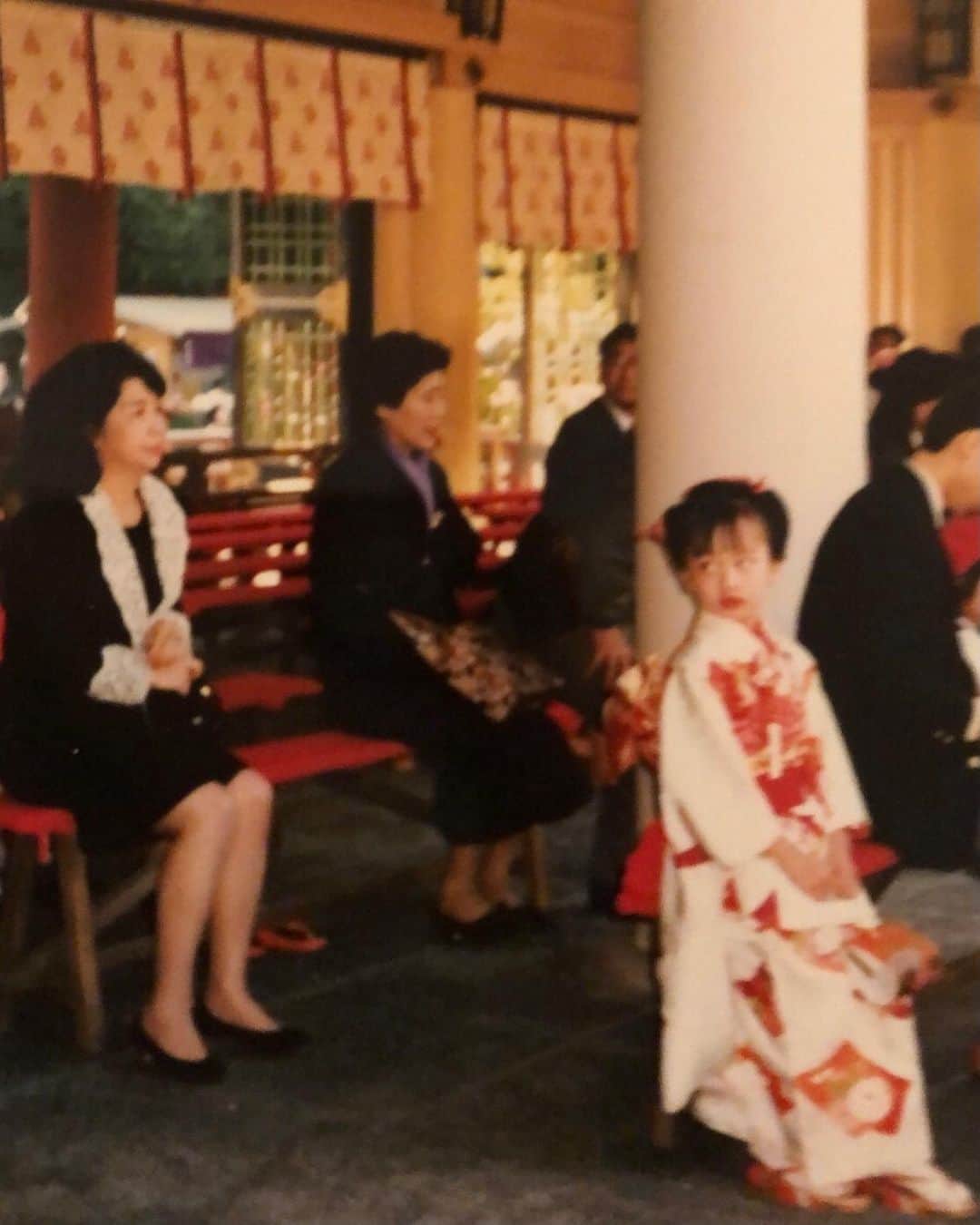 島本真衣さんのインスタグラム写真 - (島本真衣Instagram)「昨日は和装で仕事納めでした。 年始の番組紹介のロケでしたよ🎤 着物でスタッフの方たちと談笑していたら、写真整理をしていた祖母から「小さい時からずっと一緒だったね〜😊💗」というメールが届き写真も送られてきました。 お着物繋がりでなんだか嬉しくなりました♩ 私7歳です😋  コロナ禍でこの年末年始は和歌山にいる祖母に会えず寂しいですがいつも気持ちは一つです🤍 電話で沢山お話することにします☎︎ 皆さんもお身体を大切にして素敵な年末年始を過ごしてくださいね☃️  #和装 #2020 #仕事納め #島本真衣 #七五三 #7歳 #祖母は黒の上下 #昔からすごくおしゃれなおばあちゃんです #大好き」12月30日 6時56分 - mai_shimamoto_ex