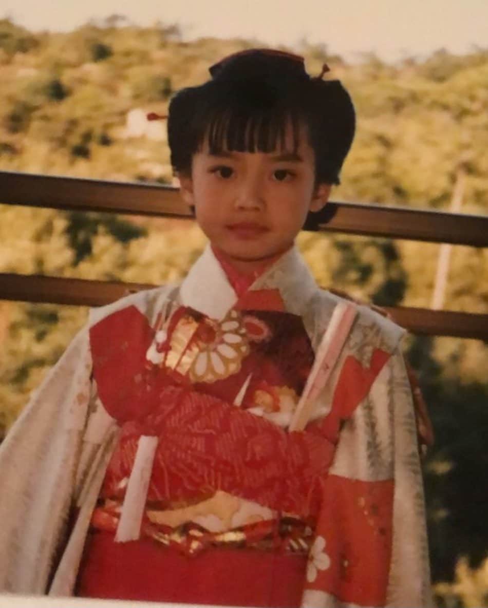 島本真衣さんのインスタグラム写真 - (島本真衣Instagram)「昨日は和装で仕事納めでした。 年始の番組紹介のロケでしたよ🎤 着物でスタッフの方たちと談笑していたら、写真整理をしていた祖母から「小さい時からずっと一緒だったね〜😊💗」というメールが届き写真も送られてきました。 お着物繋がりでなんだか嬉しくなりました♩ 私7歳です😋  コロナ禍でこの年末年始は和歌山にいる祖母に会えず寂しいですがいつも気持ちは一つです🤍 電話で沢山お話することにします☎︎ 皆さんもお身体を大切にして素敵な年末年始を過ごしてくださいね☃️  #和装 #2020 #仕事納め #島本真衣 #七五三 #7歳 #祖母は黒の上下 #昔からすごくおしゃれなおばあちゃんです #大好き」12月30日 6時56分 - mai_shimamoto_ex