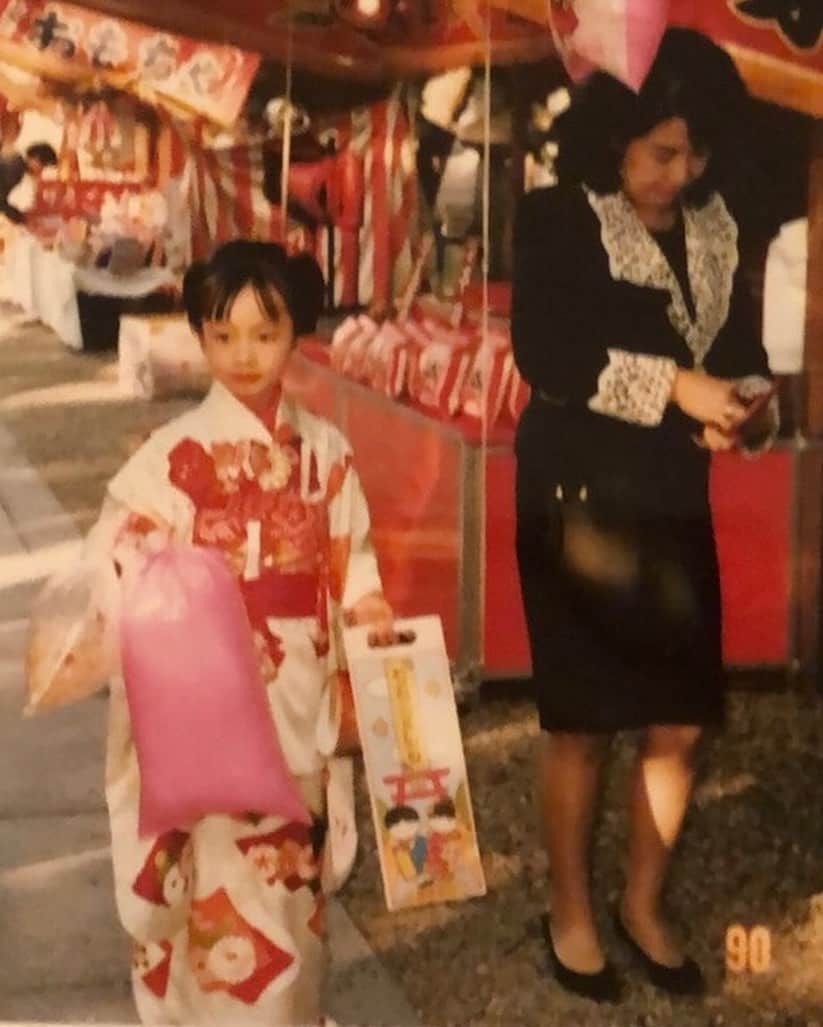 島本真衣さんのインスタグラム写真 - (島本真衣Instagram)「昨日は和装で仕事納めでした。 年始の番組紹介のロケでしたよ🎤 着物でスタッフの方たちと談笑していたら、写真整理をしていた祖母から「小さい時からずっと一緒だったね〜😊💗」というメールが届き写真も送られてきました。 お着物繋がりでなんだか嬉しくなりました♩ 私7歳です😋  コロナ禍でこの年末年始は和歌山にいる祖母に会えず寂しいですがいつも気持ちは一つです🤍 電話で沢山お話することにします☎︎ 皆さんもお身体を大切にして素敵な年末年始を過ごしてくださいね☃️  #和装 #2020 #仕事納め #島本真衣 #七五三 #7歳 #祖母は黒の上下 #昔からすごくおしゃれなおばあちゃんです #大好き」12月30日 6時56分 - mai_shimamoto_ex