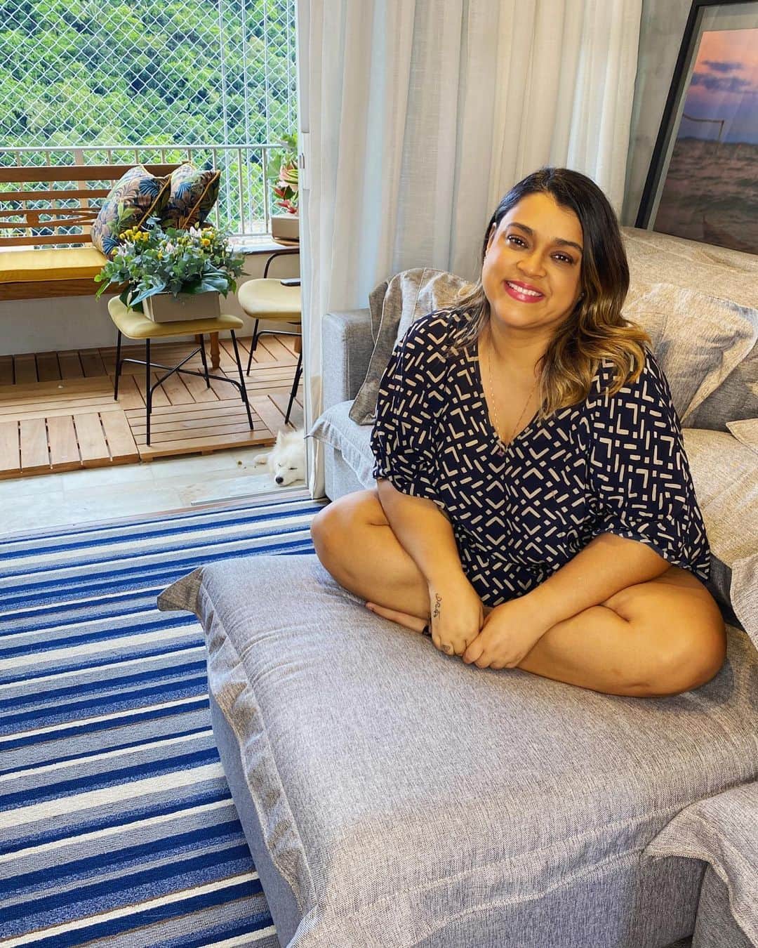 Preta Gilのインスタグラム：「Aproveitei a folga pra mostrar nos stories alguns detalhes aqui da #stephousemozis o ape ficou tão lindinho, seremos felizes demais por aqui enquanto construímos nossa casa dos sonhos, obrigada @avnerposner.interiores e @ebecks_ por todo suporte !!! Execução obra @2rconstrucaoereforma piso @metro2quadrado @quickstep_brasil planejados @construacomafenix」