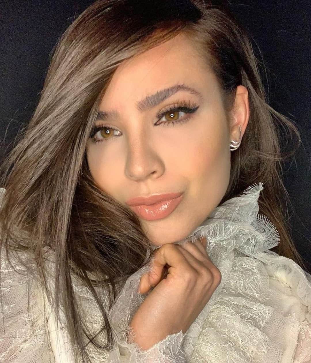 Revlonさんのインスタグラム写真 - (RevlonInstagram)「Home for NYE? Cozy glam, it is! We reco whipping up a look with @sofiacarson’s #RevlonxSofia #SuperLustrous The Luscious Mattes Lipstick in Untold Stories (010) paired with #ColorStay Liquid Eye Pen in Sharp Line (3)... because why not?!」12月30日 7時00分 - revlon