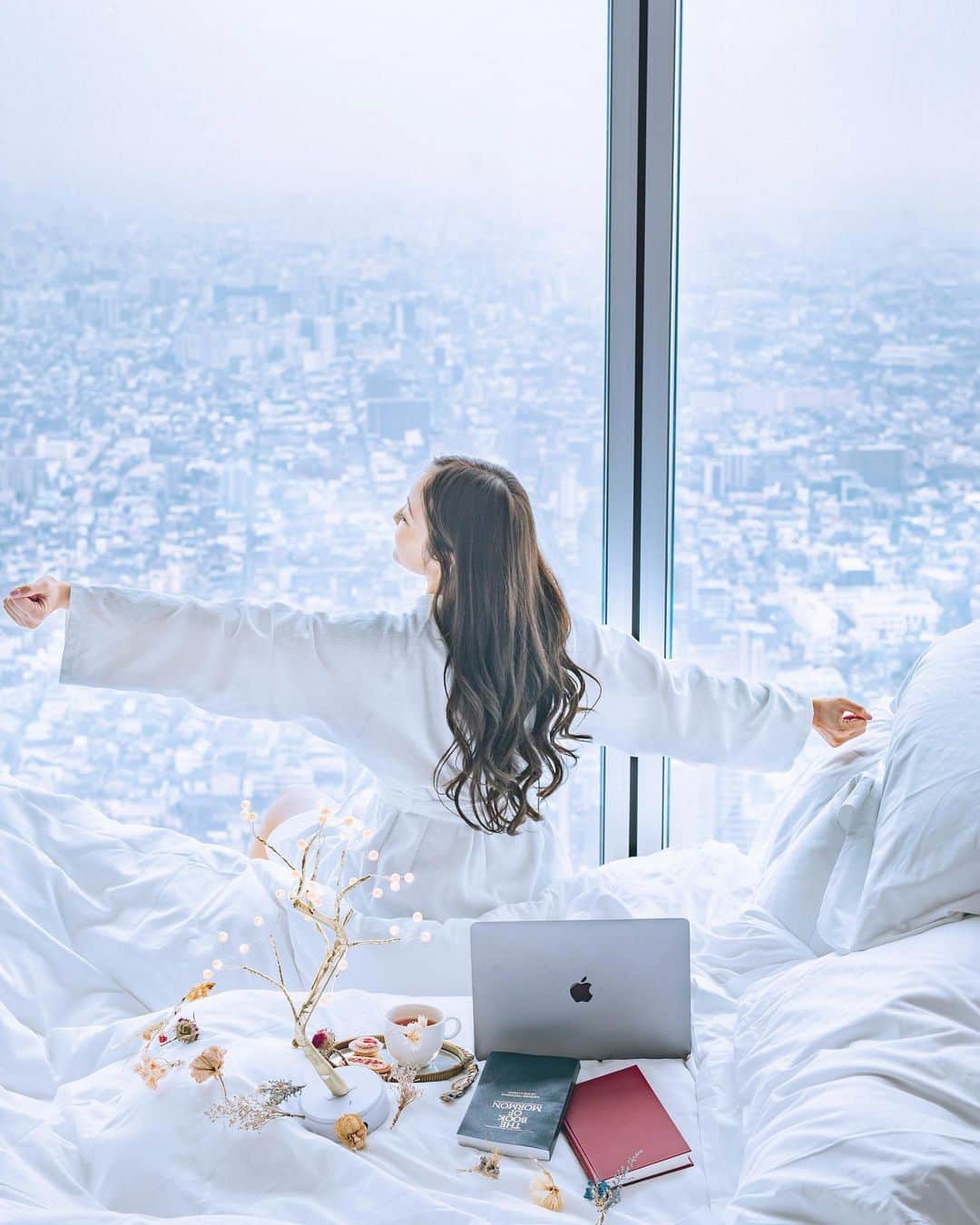 のインスタグラム：「♡  📚 のんびりStay cation☕️曇ってたけど54階からの眺めは絶景でした♡  ・ ・  昨日で仕事納め♡大掃除頑張った！ 今日からおやすみだー😆 長野に帰省しない年末年始は生まれてはじめて🥲悲しすぎる😖いろはの団子ともりよしと縄手通り近くのお餅屋さん行きたかったなー  関西でキャンプからのグランピングという主に外で年末年始を過ごします⛺️  💻  Photo @momoyu1125  ☕️ 📚  ・  #staycation  #daily_photo_jpn  #team_jp_ #IG_PHOS#japan_daytime_view#ポートレート #被写体 #genic_mag#instagram#IGersJP #retrip_nippon #hubsplanet  #カメラ女子 #カメラ好きな人と繋がりたい #ファッション #ファインダー越しの私の世界 #サロンモデル#tokyocameraclub #awesome_earthpix  #タビジョ#art_of_japan_ #hellofrom #ビジョビ #whim_member #earth_portraits #東京女子部 #japan_of_insta #写真撮ってる人と繋がりたい#gpw_members_only #マリオット都ホテル」