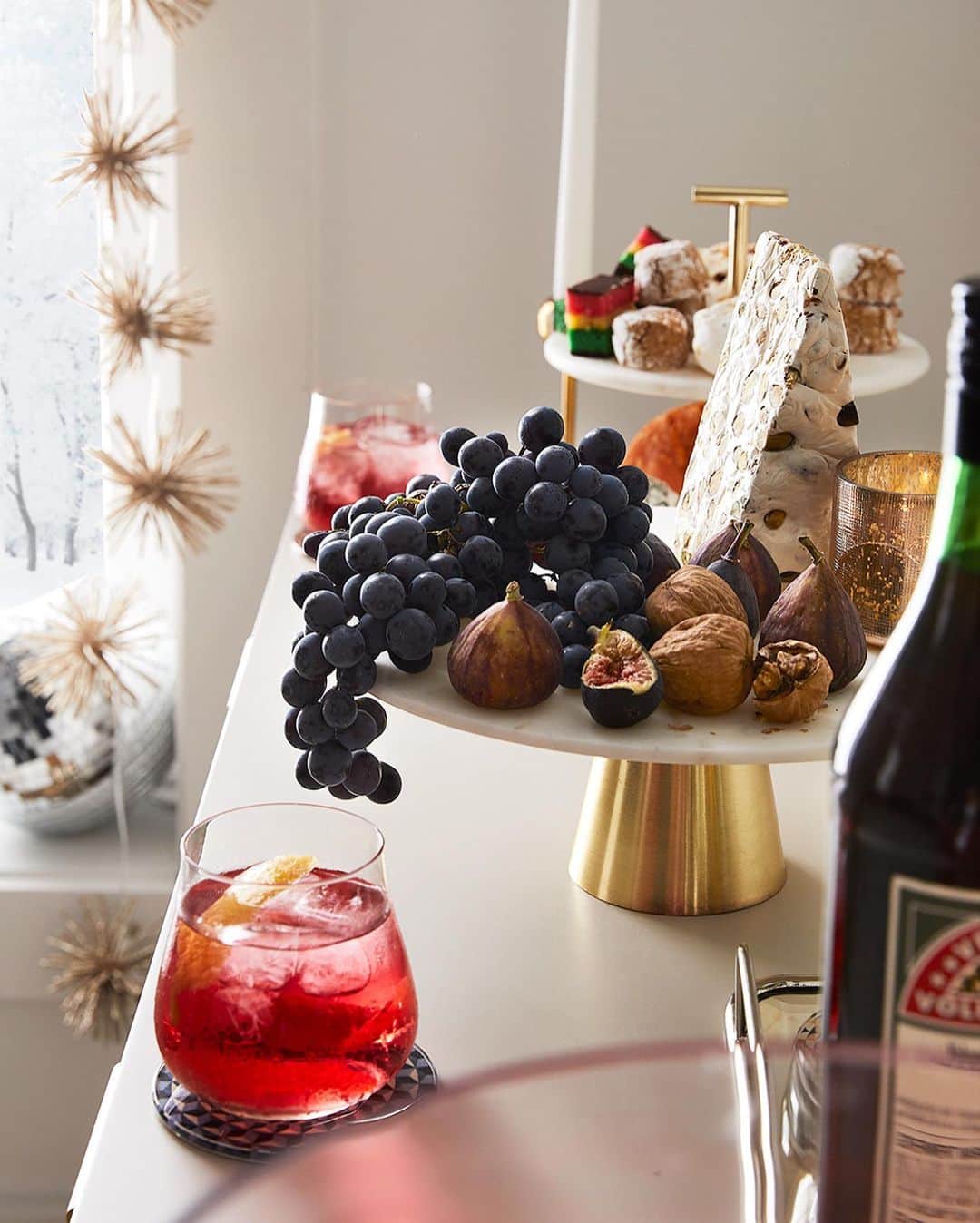 west elmさんのインスタグラム写真 - (west elmInstagram)「Swipe to take a virtual trip down this New Year's Eve buffet spread (and feel free to grab a drink and cookie while you're here) ✨🍾 Make your at-home celebration special with gilded accessories to ring in 2021. Stop by your local store or tap the link in our bio.」12月30日 7時10分 - westelm