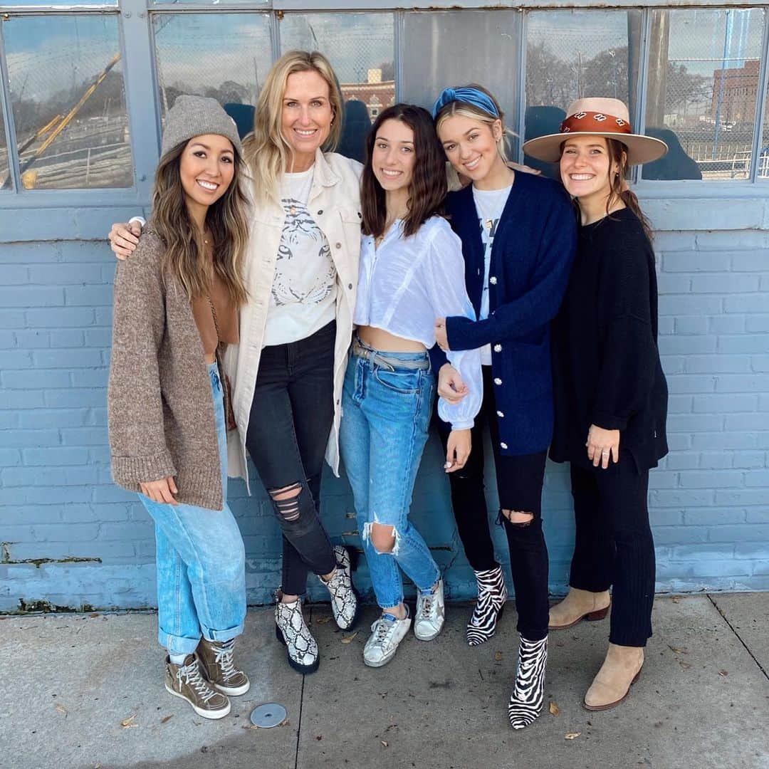 コリー・ロバートソンのインスタグラム：「How is it that I just spent the day shopping for wedding dresses for my baby 😭 @bellarobb you’re going to be the most beautiful bride!!」