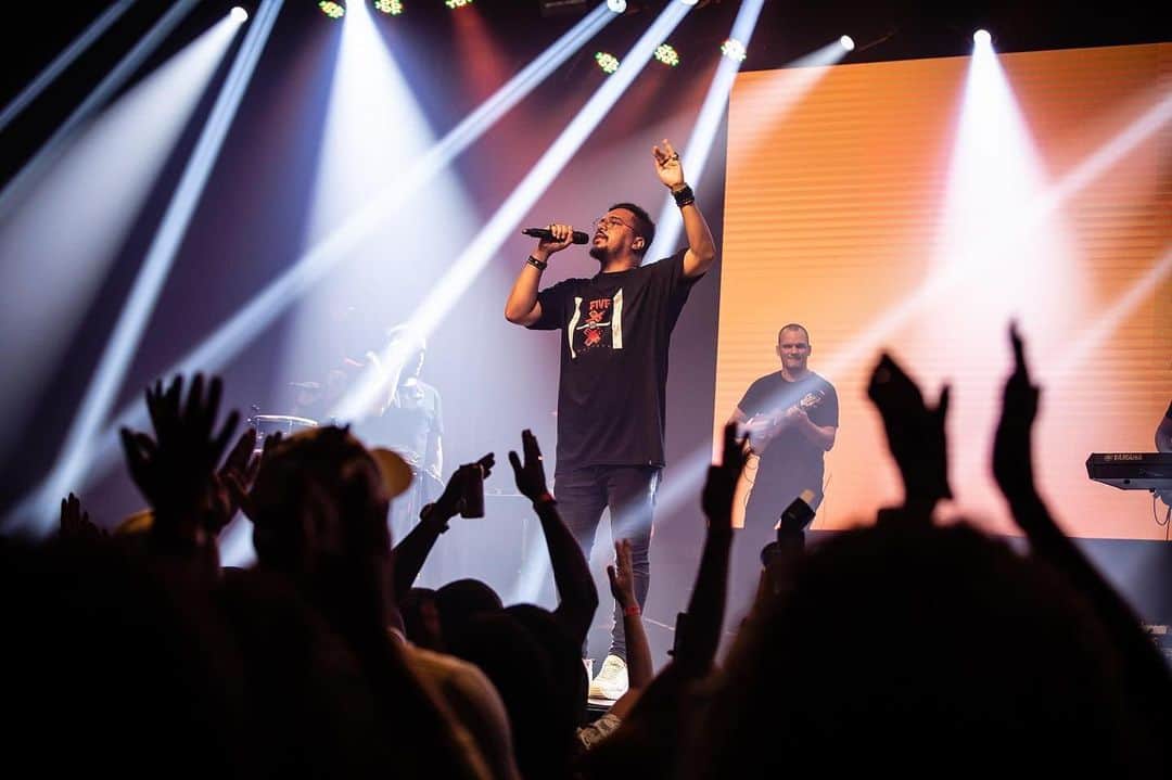 Sorriso Marotoのインスタグラム：「A % da sua bateria do celular vai dizer em quantos shows do Sorriso Maroto você vai em 2021 quando tudo voltar ao normal! 🤪 E aí?」
