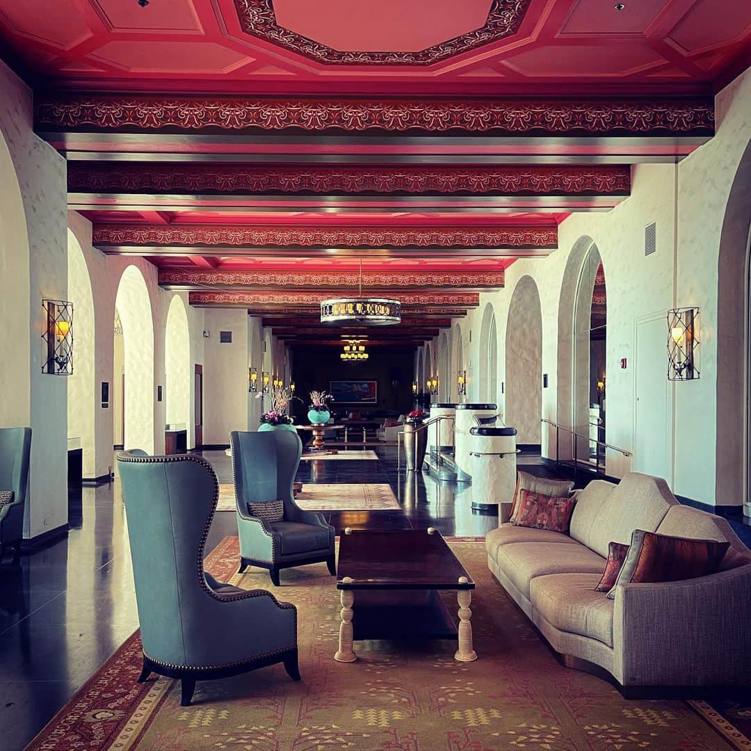 キャサリン ミッシェルのインスタグラム：「I could live at the Pink Palace of the Pacific 🌸 @royal_hawaiian . So in love with every corner of this beautiful place 💞🌺🎀 #pinkeverything #palace #pinkpalace #waikiki #luckywelivehawaii #honolulu #amour #luxuryhotels #wanderlust #magicpink #resort #iconichotel」