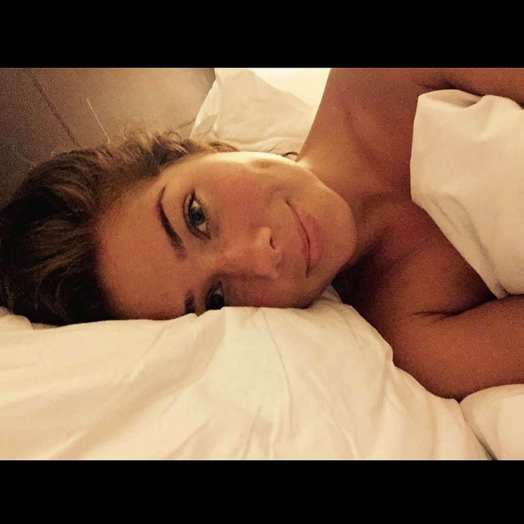 ニッキー・サンダーソンのインスタグラム：「Life always offers you a second chance. It’s called tomorrow 💫  #nightnight #sweetdreams #secondchance #tomorrow #sleep #bedtime #dream #dreamscancometrue #tomorrowisanotherday #nomakeup #chill #bed #dimples #smile #comfy」