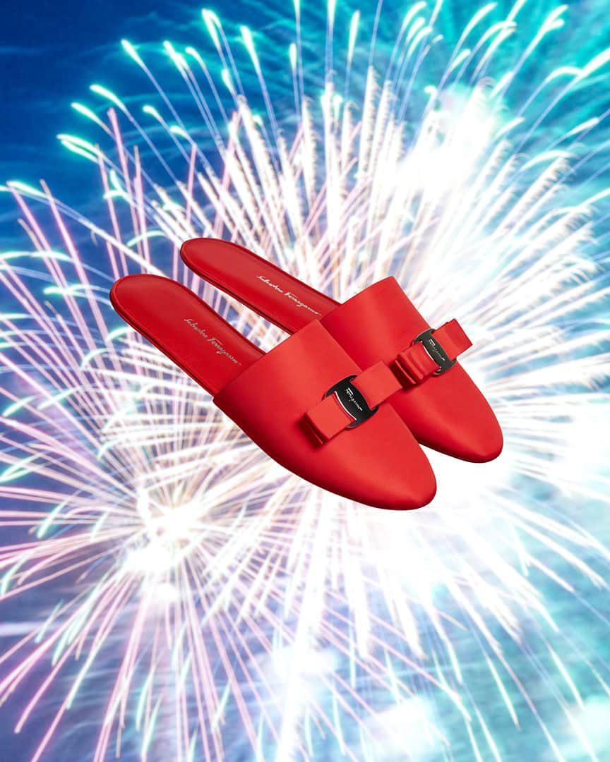サルヴァトーレ・フェラガモさんのインスタグラム写真 - (サルヴァトーレ・フェラガモInstagram)「Set against an explosive series of fireworks, discover the dazzling new Vara lounge mules for a fiery red allure. #UnwrappingJoy #FerragamoHoliday」12月30日 7時30分 - ferragamo