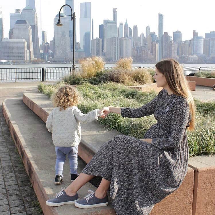 シービーズのインスタグラム：「“This little one keeps me on my toes. Loving my new shoes that help me keep up.”   @aprilmayatherton wears our SeaChange Legend Grey Heather (made with biodegradable wool flannel).  #showupinseavees」