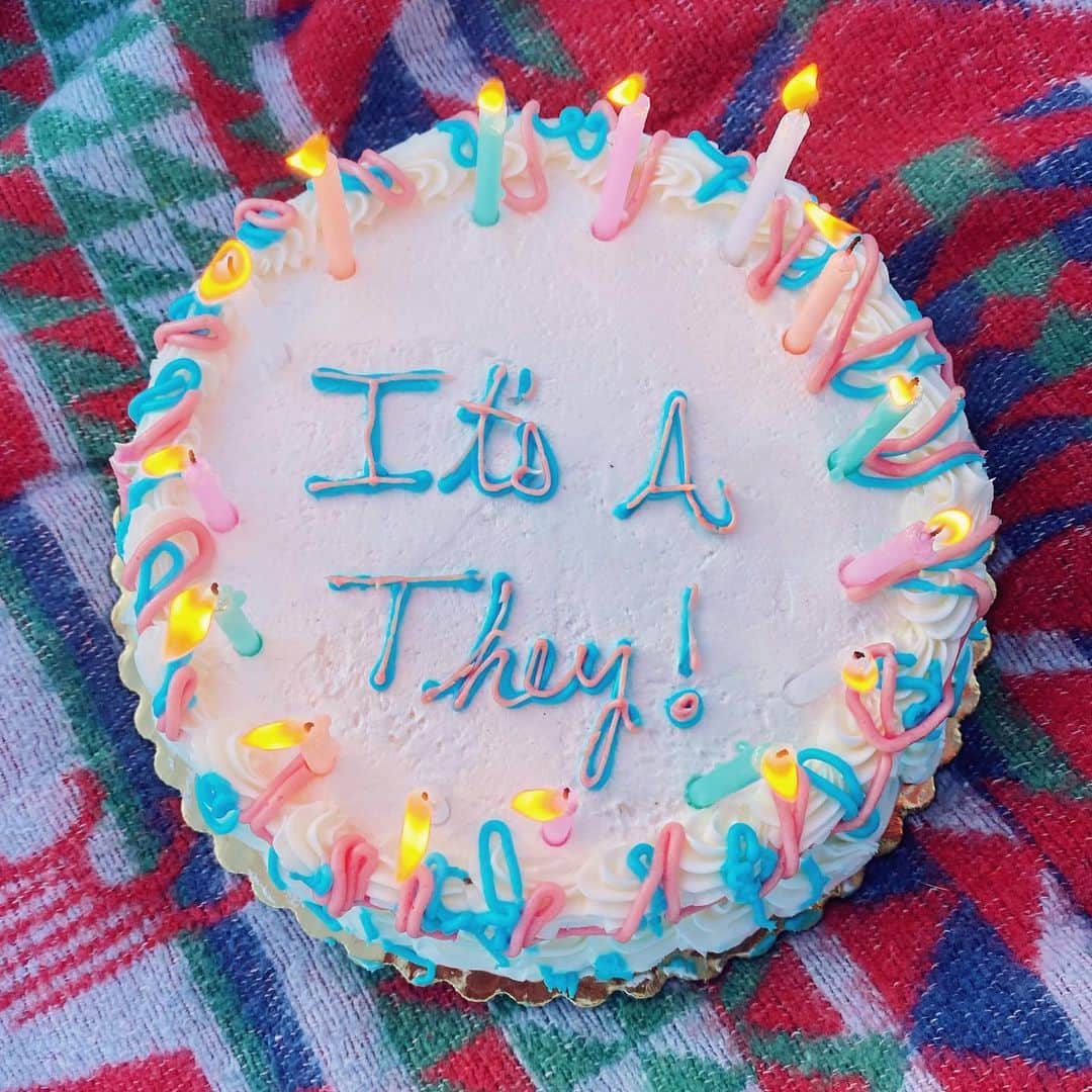 DYLAN MULVANEYのインスタグラム：「New pronouns alert!  My new pronouns are they/them/theirs!  Let’s talk pronouns- for most people, they are assumed or may seem like an odd insert into a bio or personal introduction. But by adding them into your content or routine, it helps people like me (who may have more complicated pronouns or not align visually with their pronouns) to safely and comfortably share their own.  If you mess up someone’s pronouns- don’t freak out! Just correct yourself. It takes time, especially if you’ve known that person for a long while. We’re all learning together. #oneofthem」