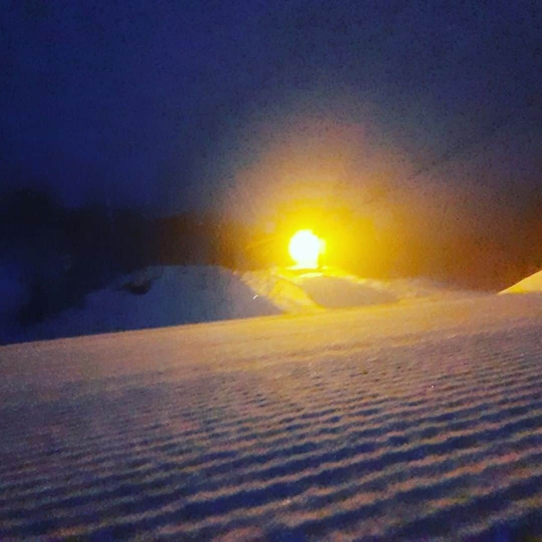 栂池高原スキー場さんのインスタグラム写真 - (栂池高原スキー場Instagram)「おはようございます！　栂池高原スキー場朝のレポートです。　 天候　雪　気温　2℃　風速　0m　積雪　160cm 明朝辺りから雪がゆったりと降り続けてます！ ぜひお越しくださいませ！ #tsugaikekogen #powdersnow #tsugaikeskiresort #栂池高原スキー場 ＃栂池」12月30日 7時32分 - tsugaike_kogen