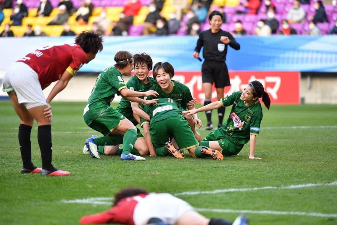 三浦成美さんのインスタグラム写真 - (三浦成美Instagram)「皇后杯優勝🏆 また今までとは全然違う嬉しさ！！ 現地に来てくれた方、TVで応援してくれた方、試合を支えてくれた方ありがとうございました！ やっぱベレーザ最高💚 #beleza #みんなにありがとう」12月30日 7時35分 - miura_narumi17