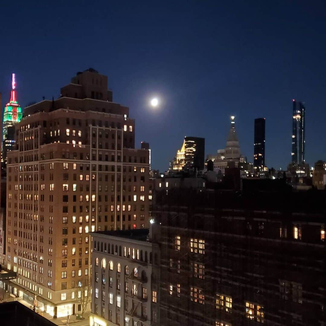 J・アレキサンダーのインスタグラム：「GoodMorning Afternoon and Evening friends and fans WOW...! Just looking at the FULL MOON from my apt window at 5:30 p.m. Dec 29th 2020.  #fullmoon #moon #moonlight #empirestatebuilding #december2020 #missj #missjalexander #missjayalexander #moonpics」