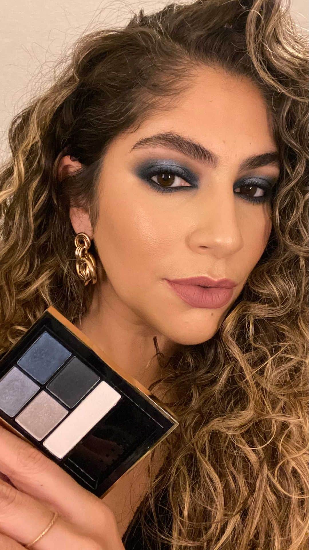エスティローダーのインスタグラム：「Get ready to ring in the new year looking gorgeous! #EsteeArtist @jocelyn_biga is here to share the perfect New Years’ Eve #beautylook, even if you’re #StayingIn ✨ Tap to view the full IGTV and get the look now!」