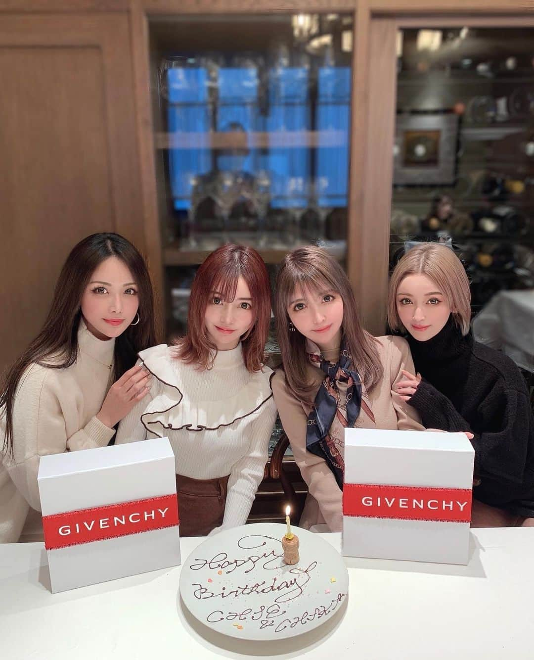 吉川ちかさんのインスタグラム写真 - (吉川ちかInstagram)「こないだのトリュフのお店で 双子の誕生日のお祝いを して頂いた時の写真🥺💓 . 忙しい時期なのに 時間を作ってくれて お祝いしてくれて双子は嬉しい😂💓 ありがとうございました！！ . #誕生日会#ありがとうございます#happybirthday #感謝#お祝い#嬉しかったです#トリュフ#トリュフ専門店」12月30日 7時58分 - yoshikawachika_1116