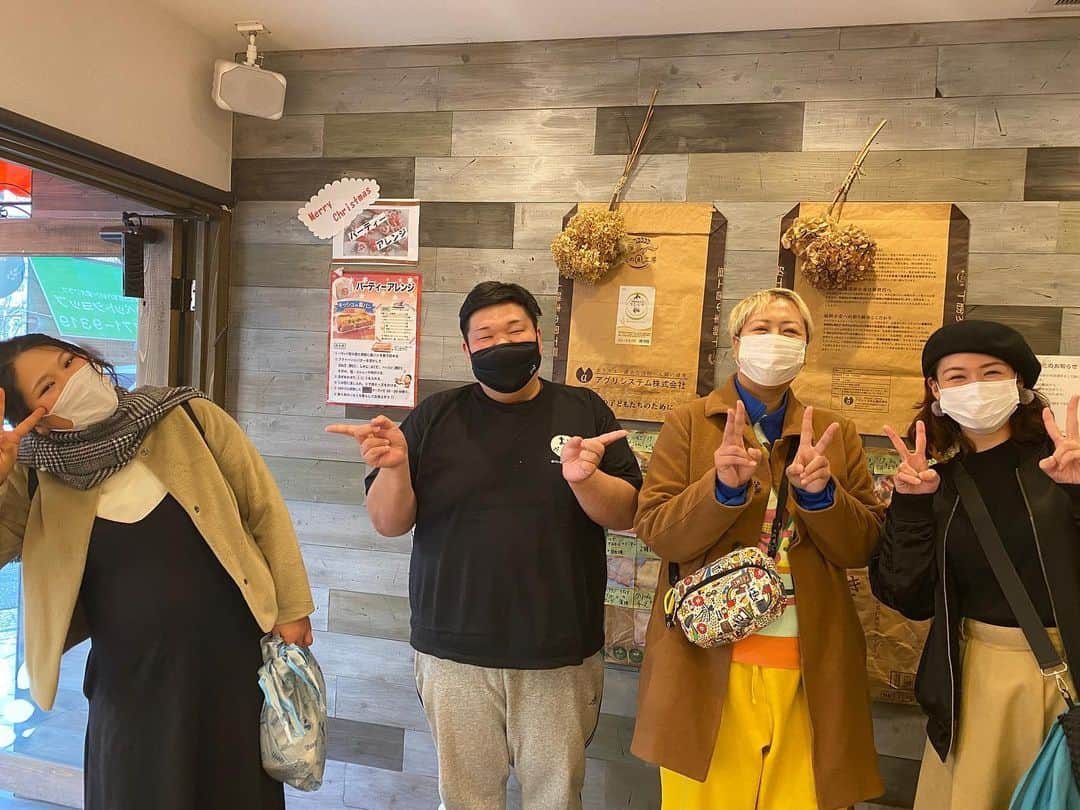 カバのインスタグラム：「昨日、食パン工房むぎの年内最後の営業でした！沢山のお客さんにご来店頂き、ありがとうございました！. . 大変な一年でしたが、お客さんやスタッフの支えのおかげで、無事嫁カバちゃんと乗り切る事ができました！感謝感謝でございます🙇✨. . 年明けは5日からの営業となっております！来年もどうぞ宜しくお願い致します！. . . 先日、同期の美女3人組がパンを買いに来てくれました！嬉しいね！ありがとね！ほんと支えられてます🤲🍞️✨️✨ . . #食パン工房むぎ #食パン専門店 #土曜日限定でぶどう食パン販売 #キセキのぶどう食パン #同期の美女3人組」