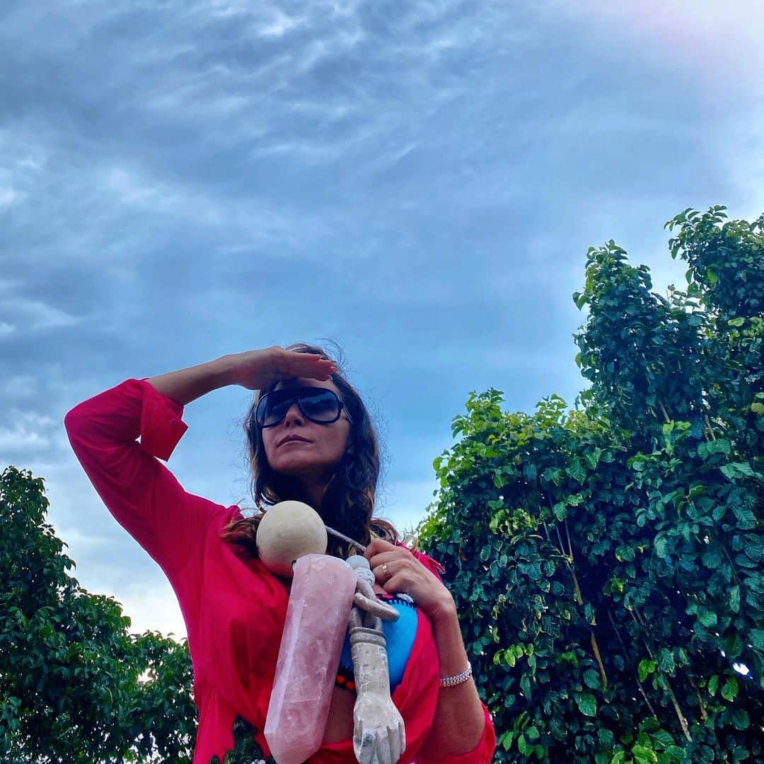 Giovanna Antonelliのインスタグラム：「#Waiting  #esperando  #2021  #cristal #sorte #paz #saude  #sorte #amor #family #love #loveyourself ☮️🌈」
