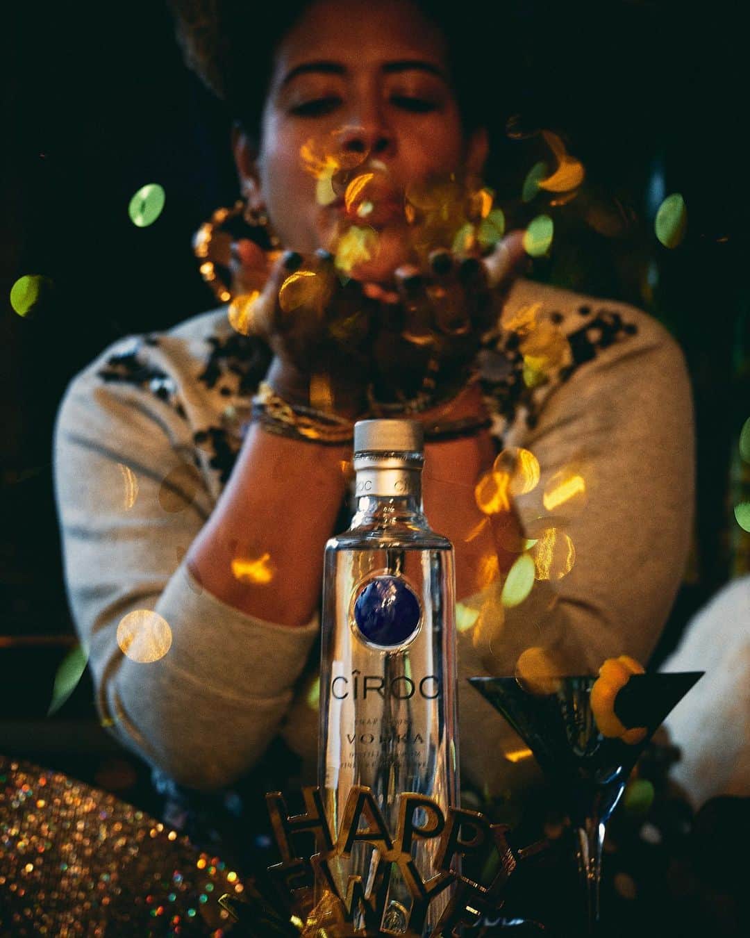ケリスのインスタグラム：「#ad I’m encouraging you all to join me and @ciroc to bring the festive atmosphere to your own home oasis! Just because we’re home, doesn’t mean our celebrations still can’t be luxe and fabulous! Make a few apps, pair them with the @ciroc 2020 Last Call and together, let’s #Cirocthenewyear! Cheers to 2021! #BlueDot」
