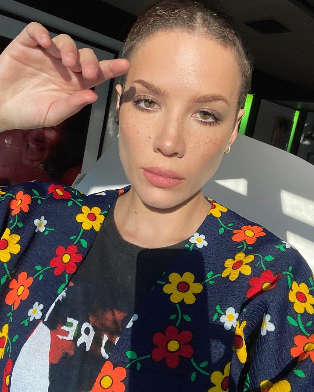 Halseyのインスタグラム：「In a parallel universe I dropped out of my real job to go to art school.」