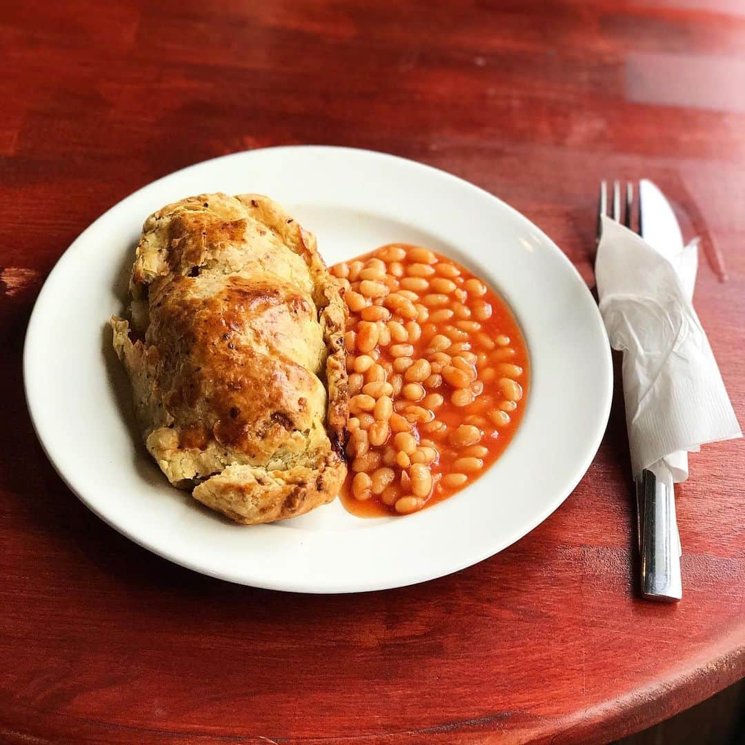 のインスタグラム：「🍽12月の「孤独のランチ」録 仕事をしていると外食する日もある。 密にならないように さっと独りで風通しのいい店へ。 📖 同伴者がいないから おしゃべりなしで料理を味わう。 マンガ「孤独のグルメ」の主人公みたいに 孤独と言いつつ、満ち足りた。 じつは独り飯は嫌いじゃない。 お店がハマれば、普通に愉しい。 🇬🇧  西荻窪　The Hole In The Wall @holeinthewall.nishiogi  まるでイギリス。 コーニッシュ・パスティー ベイクド・ビーンズの付け合わせ 🇮🇳 下北沢　Curry Spice Gelateria KALPASI @kalpasi_shimokitazawa  カレー２種盛りのテイクアウトを待つ間に レモングラスヨーグルト＆ ブルーチーズローストクミンシードの ２種盛りジェラート 🥖 代官山　ヒルサイドパントリー @hillsidepantrydaikanyama  トレーを受け取り外階段の脇のテーブルで 白パン付きスープランチ 🍸 神宮前　bar werk @bar_werk  お昼を食べ損ね １５時から開くバーでお昼兼飲酒。 エルダーフラワーフレーバーの おまかせカクテル　 トム・ド・サヴォワ＆ シュロップシャーブルーチーズの盛り合わせ トフィーソースのラム酒入りレーズンケーキ 📦 奈良　tsuzuru @tsuzuru  最後は配送でいただいたクッキー。 サンタクロースのスペキュロス かわいいわ、おいしいわ。 クリスマス後の26日に＂胃＂を決して 拝食（注：わたしの造語）しました。 🚪 街角にお店があるってありがたい。 ごちそうさまでした。 🍷🍝🍷 ☕️🍮🫖 また友人とおしゃべりしながら 元気にどっか行ったり 外食が出来ますように。」