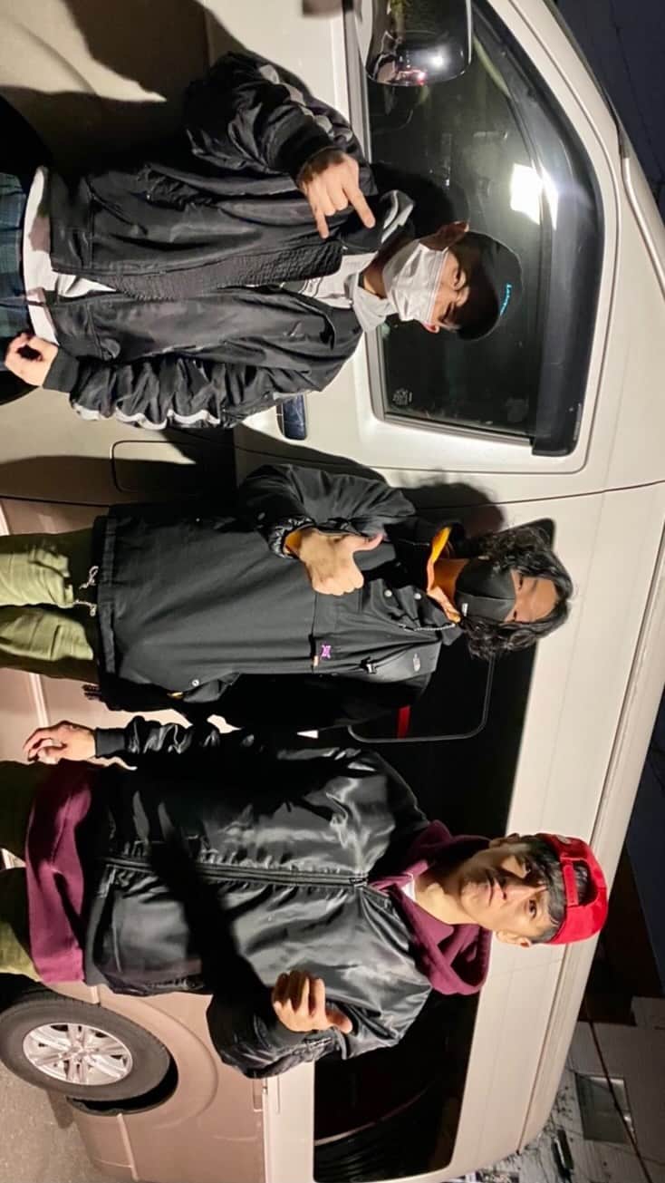 Bunta のインスタグラム：「2020年ライブ納め♨️🥁♨️ 完全に出しきれた🔥 年末ライブが中止になったけど、どうしても最後しっかり締めたかったから本当に良い配信になった😍  コロナ禍でライブが中々出来なかった分、沢山ドラムも練習できて、その中で今日のライブでも自分の進化に沢山気づけたし、まだまだ未熟な部分も再確認できた。  演奏の荒さとかミスも含めて今の自分だから、カットせずに頭の三曲抜いてケツまでフルで挙げときます🤟🏼 気が変わるまであげとくから、お正月のお暇な時にゆっくりどうぞ！  来年も厳しい状況は続くと思うけど支え合って生き延びて行きたいね🧐 パンクロック🤟🏼🤟🏼🤟🏼  #totalfat #drumforhappy」