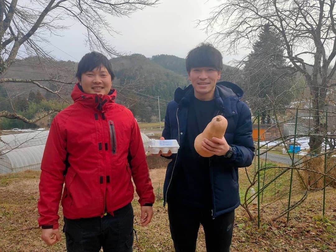 橋本光晟のインスタグラム：「登米市東和町にある木漏れ日農園さんにお邪魔してきました‼️  林業、農業、畜産と幅広くやられている農家さんです！！  特に山の中を歩かせていただいた時は見たことのない景色だらけでとてもワクワクしました！！  お土産に卵までいただいてしまいました🙇‍♂️  野菜も無農薬で栽培されており、年間を通して100種類以上の野菜を作っているそうです😊  自分はサッカーだけの世界しかわかりませんでしたが、まだまだ知らない世界が沢山あるのだと思いました。  サッカーという枠組みの中だけではなく、もっと外に目を向けるべきだなと思います。 サッカー選手の前に1人の人間というのが僕の考えです。  オフの時間の使い方を有効に使って沢山の人から学ばさせていただければと思ってます！！  サッカーをしていることを誇れる人生にします😎  写真は、代表の鎌田さんと🤳  #宮城県 #登米市 #木漏れ日農園 #サッカー #スポーツ #食 #農業 #農家の台所銀座店」