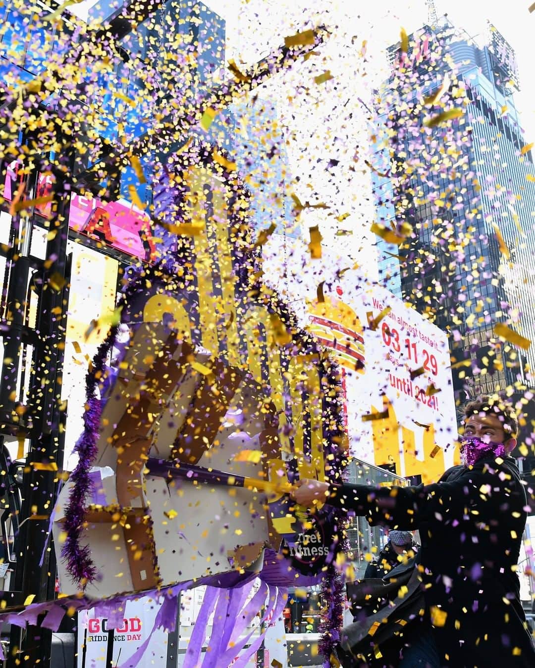 Primer Impactoさんのインスタグラム写真 - (Primer ImpactoInstagram)「🎉 🎉 🎉  Así fue una de las pruebas de confeti para la celebración de fin de año en #TimesSquare. ¿Estás listo para empezar el 2021? ¡Cuéntanos cómo recibirás el nuevo año!  Fotos: Cindy Ord / Getty Images. Angela Weis / AFP vía Getty Images.」12月30日 8時54分 - primerimpacto