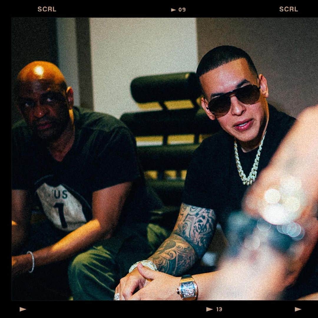 ダディー・ヤンキーのインスタグラム：「“Nos dicen Los Clemente porque tenemos SWING” 🎙 🔥 #DeVueltaPaLaVuelta  @daddyyankee 👑 @marcanthony」