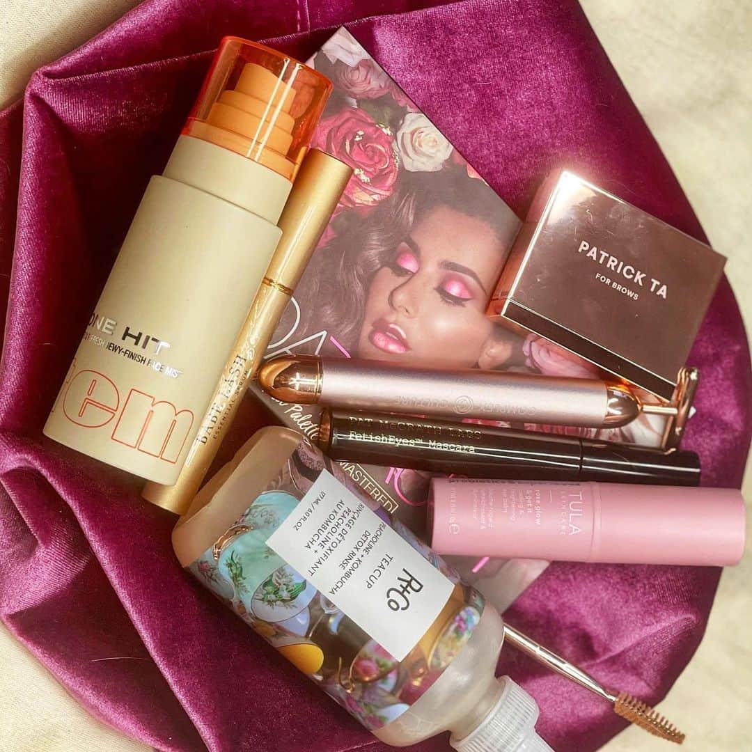 ipsyさんのインスタグラム写真 - (ipsyInstagram)「@tabriamajors = further proof that @patricktabeauty Major Brow is the 🐐—and that yes you *need* to level up to Glam Bag X. #IPSYHoliday  Products Here: @patricktabeauty Major Brow Shaping Wax & Major Brow Dual-Ended Brow Brush @patmcgrathreal Fetisheyes Mascara  @hudabeauty Rose Gold Remastered Palette  @babe_lash Essential Serum   @randco Teacup Peacholine + Kombucha Detox Rinse @tula Rose Glow & Get It Cooling & Brightening Eye Balm  @complexculturebeauty Sonic T-Bar Facial Massager @itembeauty One Hit Triple Action Setting Mist」12月30日 8時48分 - ipsy