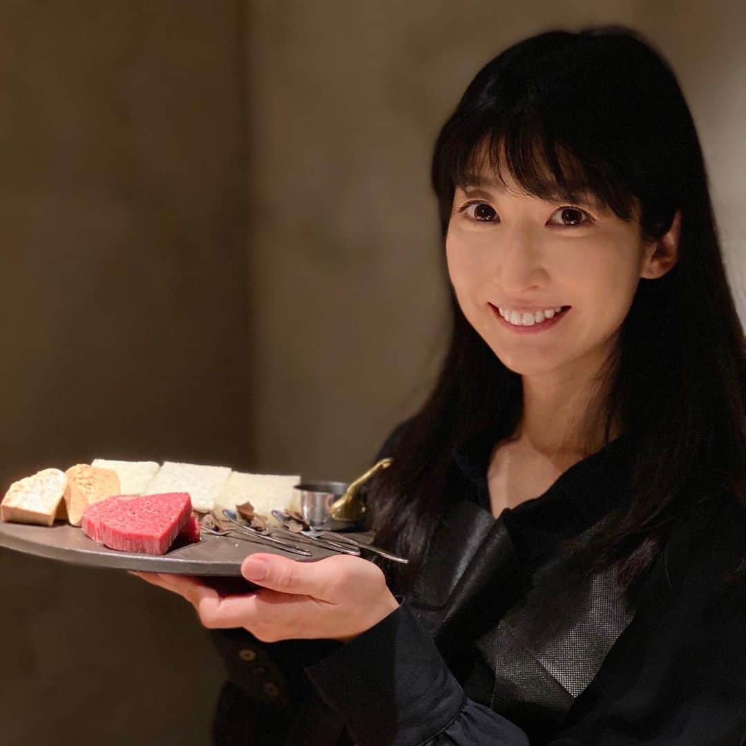のインスタグラム：「ꕥ .𝕌𝕊ℍ𝕀𝔾𝕆ℝ𝕆 𝙾𝚖𝚘𝚝𝚎𝚜𝚊𝚗𝚍𝚘🥩🍷② 新しくオープンした 焼肉うしごろ表参道店♡ @ushigoro_yakiniku  美味しくて素晴らしかったので 2つに分けてご紹介❣️ ②から見た方は一つ前のpostも見てね( ˘͈ ᵕ ˘͈ ) . 今回いただいたのは 【表参道限定”極み”コース】 ★マークが表参道店限定メニューです⸜(๑⃙⃘'ᵕ'๑⃙⃘)⸝⋆︎* . ★牛ヒレ・フォアグラ・トリュフのロッシーニサンド もう言わなくてもわかりますよね。やばいですこれ🤤♡♡♡ バルサミコのソースがまた食欲をそそる✧︎*。 贅沢を極めたサンド🥪♡ お肉柔らかすぎるし、さっと焼いたフォアグラも 香り高いトリュフも...幸せのかたまり🤤 . ■水キムチ 箸休めに。生意気なくらい舌が肥えてる次女が かなり美味しかったようで漬け汁まで飲みたいと🤣 . ■特選サーロイン・タレ ■ザブトンのすき焼き なんて美しいお肉なのでしょう。 写真を見ると思い出してよだれがとまらない🤤 すき焼きはご飯半分に分けて 半分はお肉と。半分は卵かけご飯にして🍚 たまらない☺️ . ★和牛とシーフードの石焼トマトリゾット 具沢山で食べ応え満点！ レモンがきいてイタリアンなお味なの🍋🍅🦀🦑🦐🥩 . ■デザート それぞれ 𖡼すぃ〜とポテト&バニラアイス 𖡼超なめらかプリン 𖡼白い！コーヒーブランマンジェ をいただきました。 あんなお腹いっぱいだったのにペロリ😋 . いつも書いてるけど笑 美味しいお肉って 1番美味しい焼き加減で食べたいから 焼いてくれる焼肉屋さんじゃないと もったいない気がするの( ˘͈ ᵕ ˘͈ ) . 感染症対策のため車で行ったので 残念ながら素晴らしいラインナップのお酒は飲めませんでしたが😂ソフトドリンクも充実👏🏻 換気も抜群だし個室でのお食事は安心ですね( ˘͈ ᵕ ˘͈ ) .  そして毎回思うのですが うしごろってコスパ素晴らしいですよね。 大満足な内容でホスピタリティも素晴らしいので 接待や大切な方とのお食事などにイチオシのお店です✧︎*。 . 年末年始も休みなしで営業と書いてましたよ‼︎ 気になる方はぜひ♡ 私もまた行きたーい( › ·̮ ‹ )♡ . 場所は表参道の AOビルと国連大学の間あたりです💡 . . . #かおgourmet #うしごろ #ushigoro  #ushigorobambina #ushigorokan #焼肉  #東京グルメ #gourmet #表参道グルメ #接待に使えるお店 #デートに使えるお店 #記念日に使えるお店 #肉すたぐらむ #東京カレンダー #肉テロ #飯テロ #たべものぐらむ #贅沢ディナー #高級焼肉 #忘年会 #たべすたぐらむ #肉好きな人と繋がりたい #グルメな人と繋がりたい #グルメ好き #グルメ女子 #食べスタグラム #インスタグルメアワード2020 #年末年始の過ごし方 #年末年始」